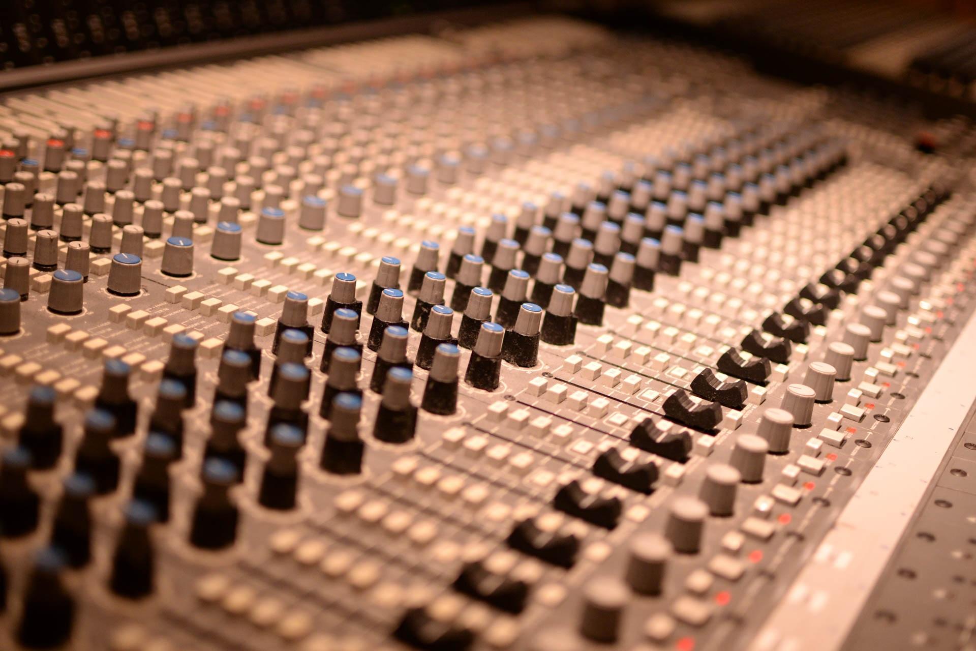 How can you adjust the volume on a Mac?