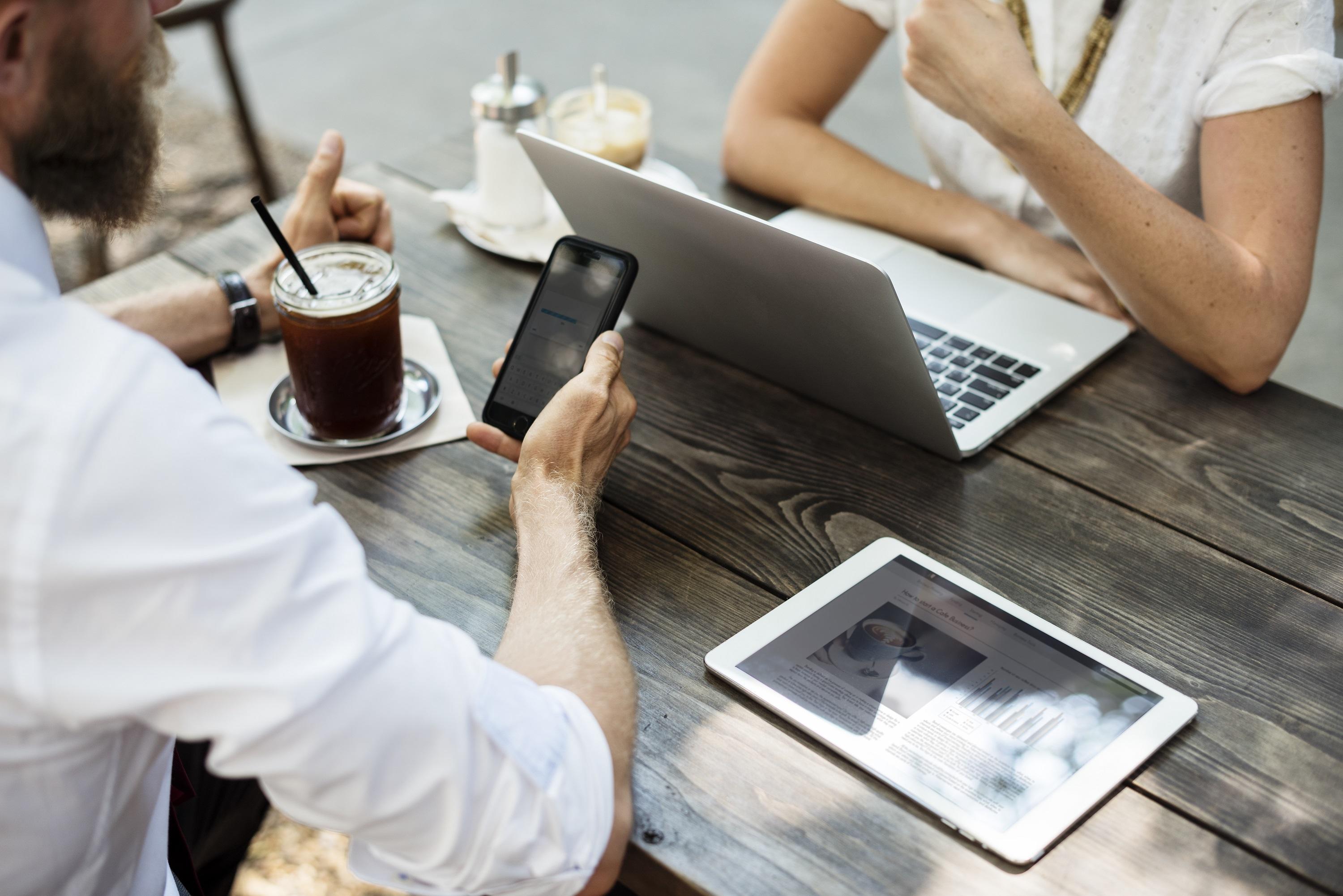 Which qualifications do IT tutors need?