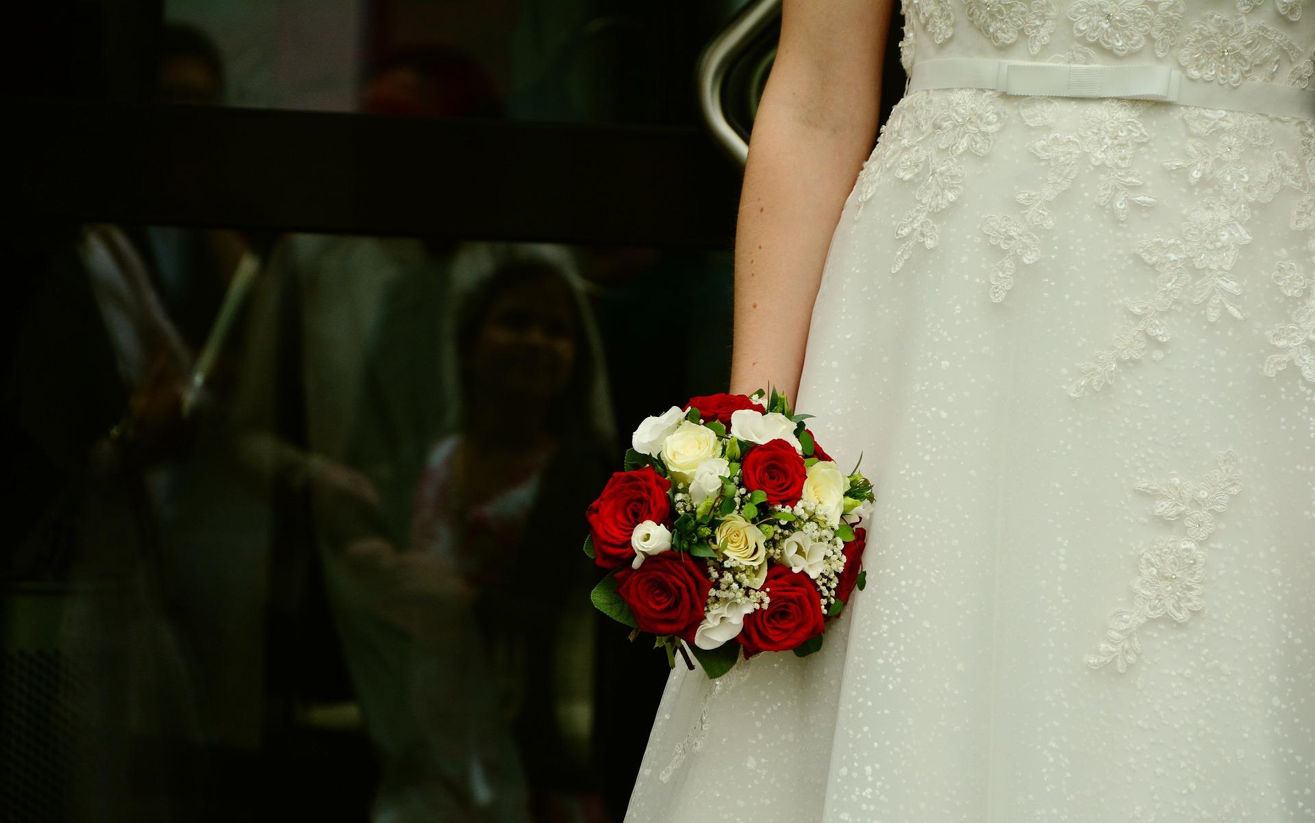 How can you catch the bridal bouquet if your camera is too slow?