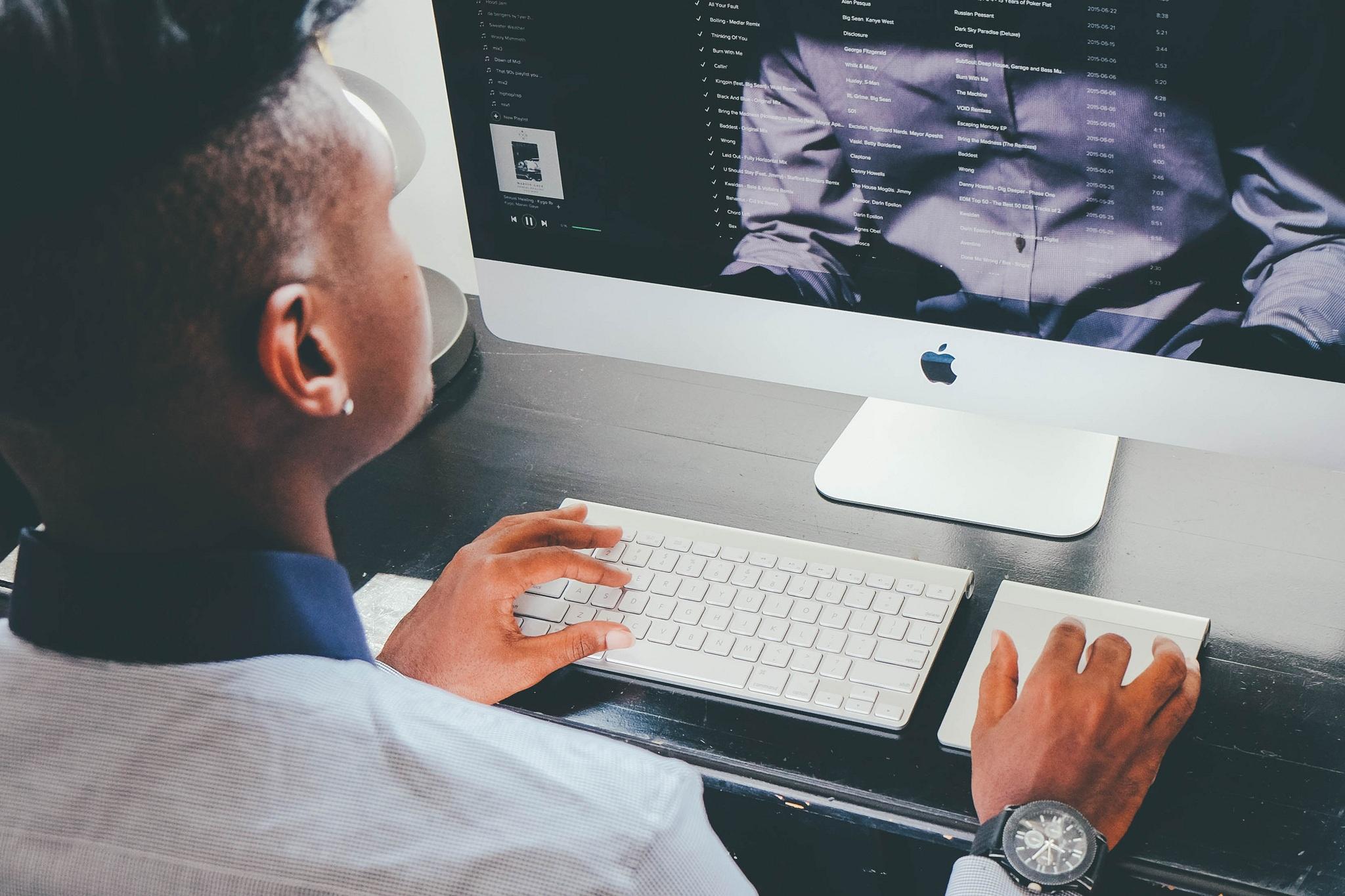 What teaching skills does an IT tutor need?