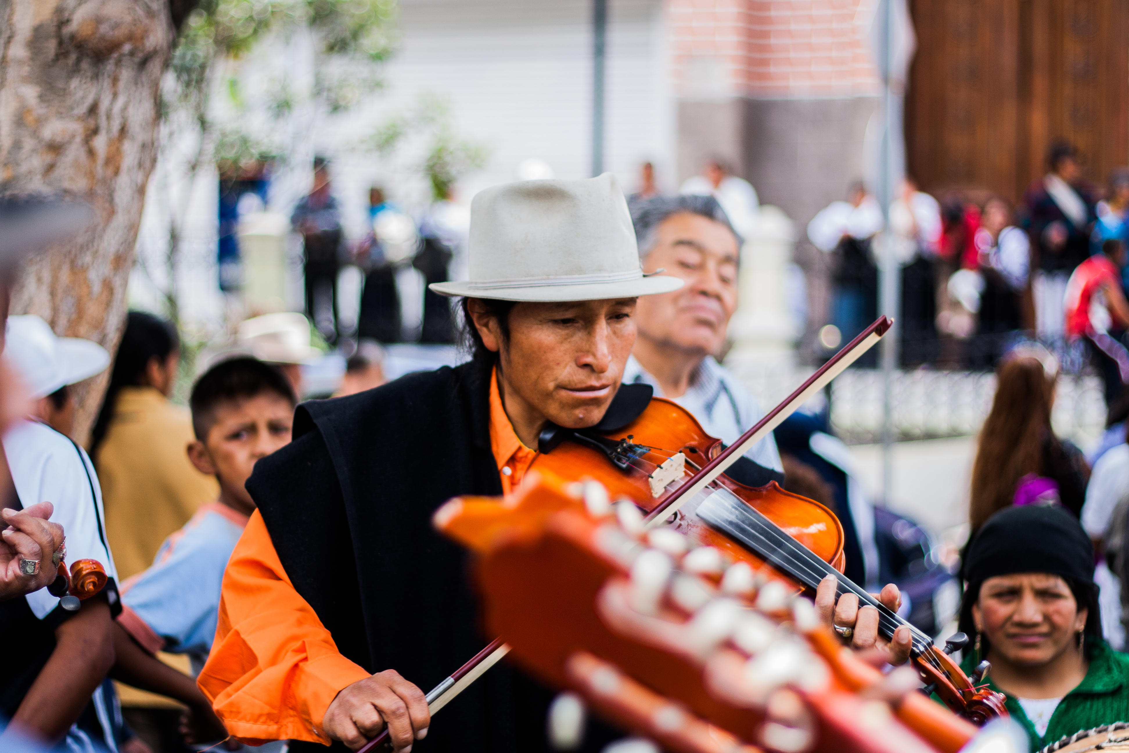 What's the ideal posture for playing violin?