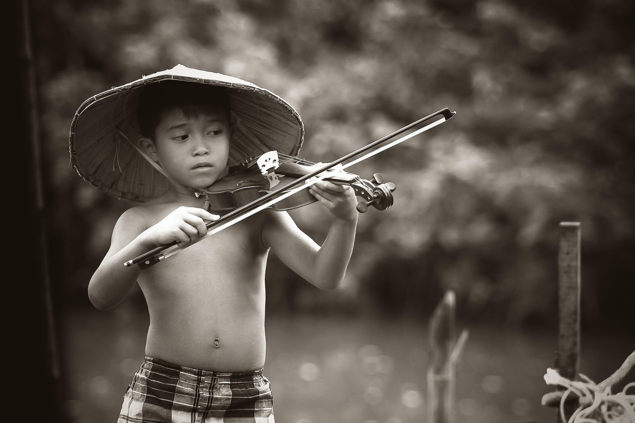 How can you teach yourself to play the violin?