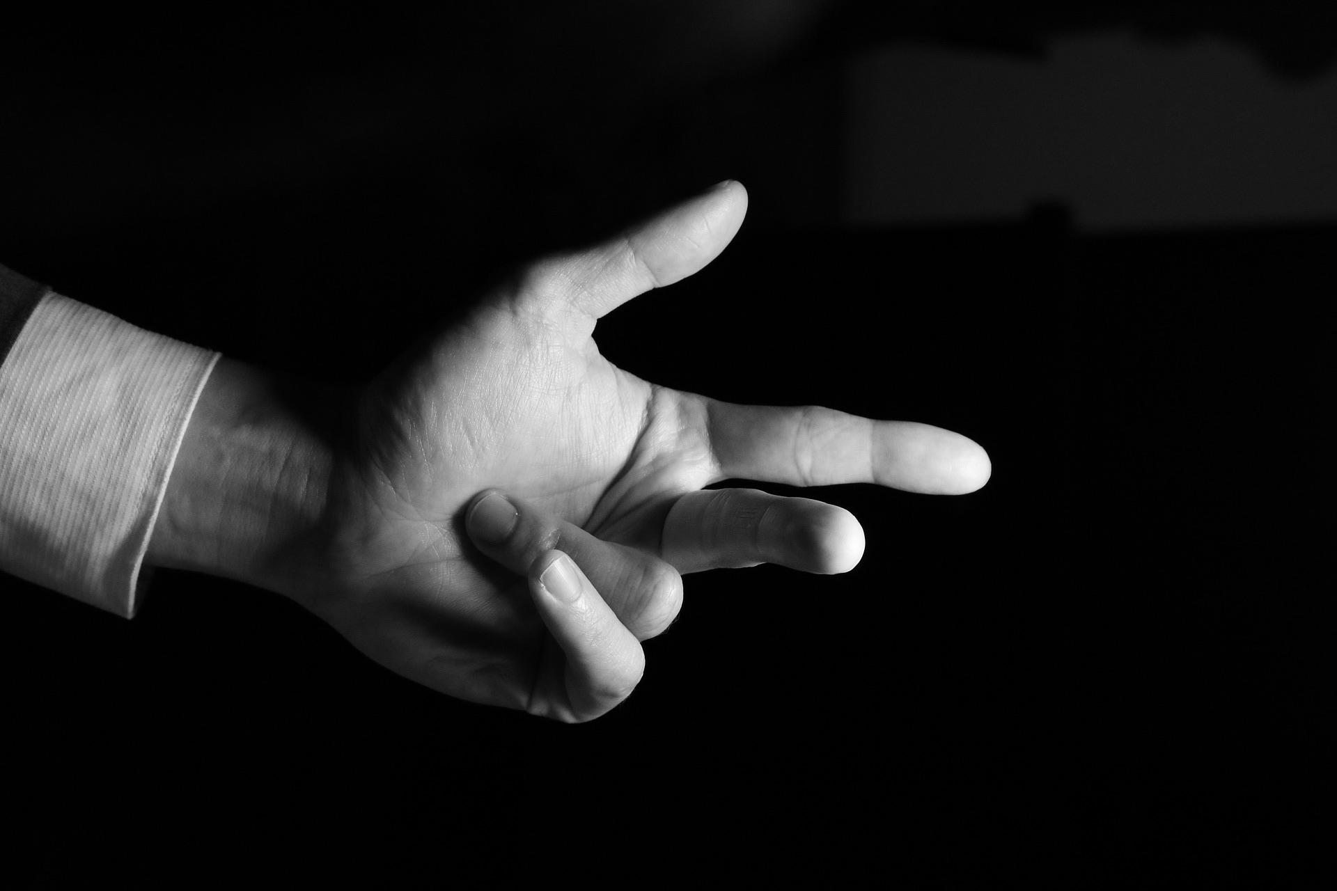 Which fingers do you use for vibrato on the violin?