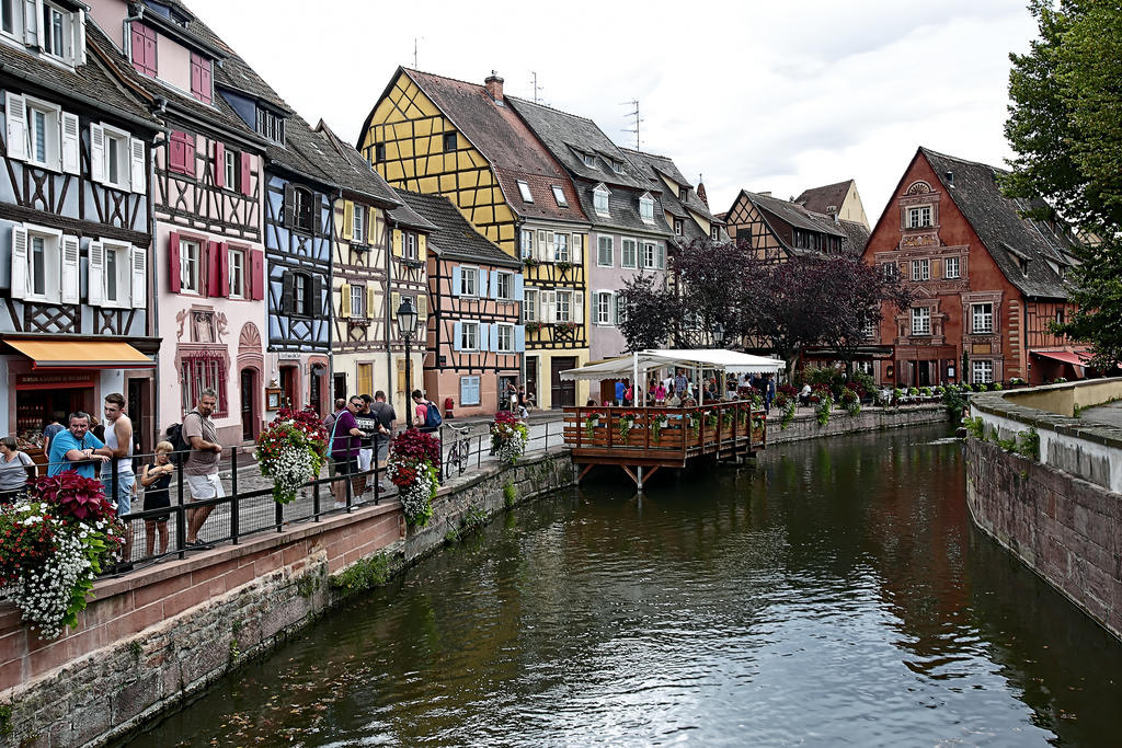 The Alsatian dialect derives from French and Alsatian.