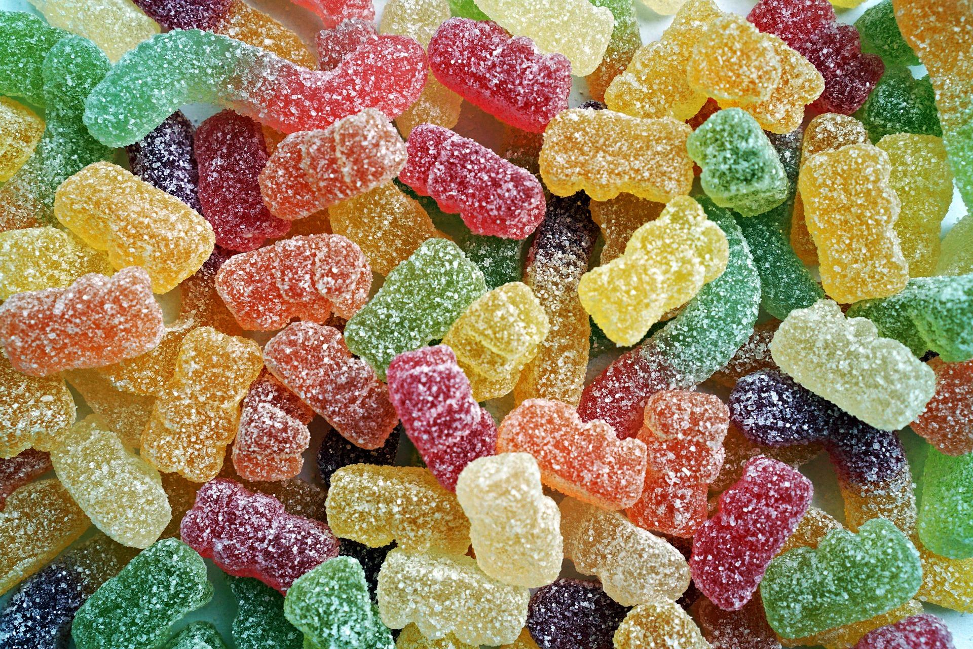 How would you relate who Gabriel gave candy to in French?