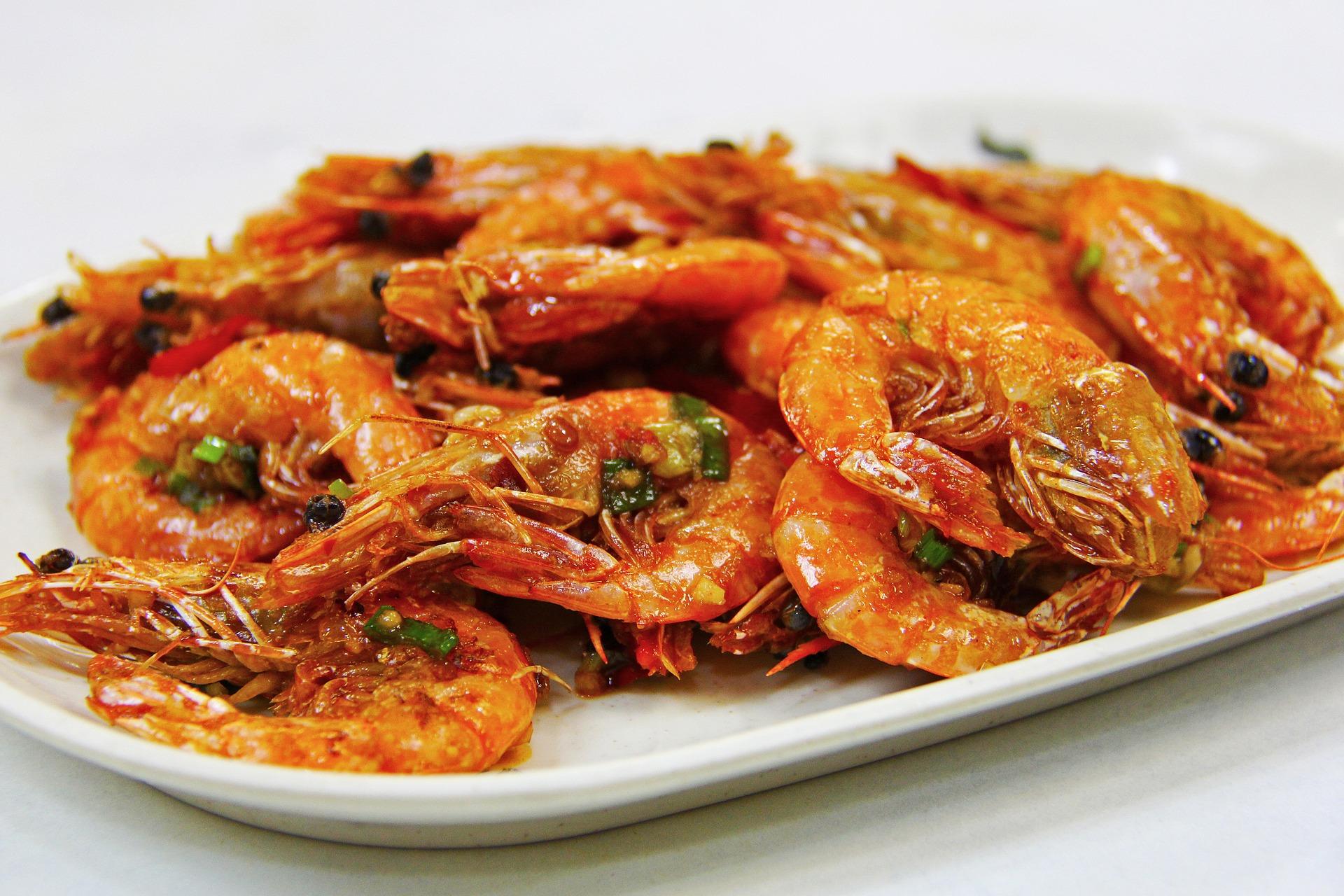 How do you cook prawns in a wok?