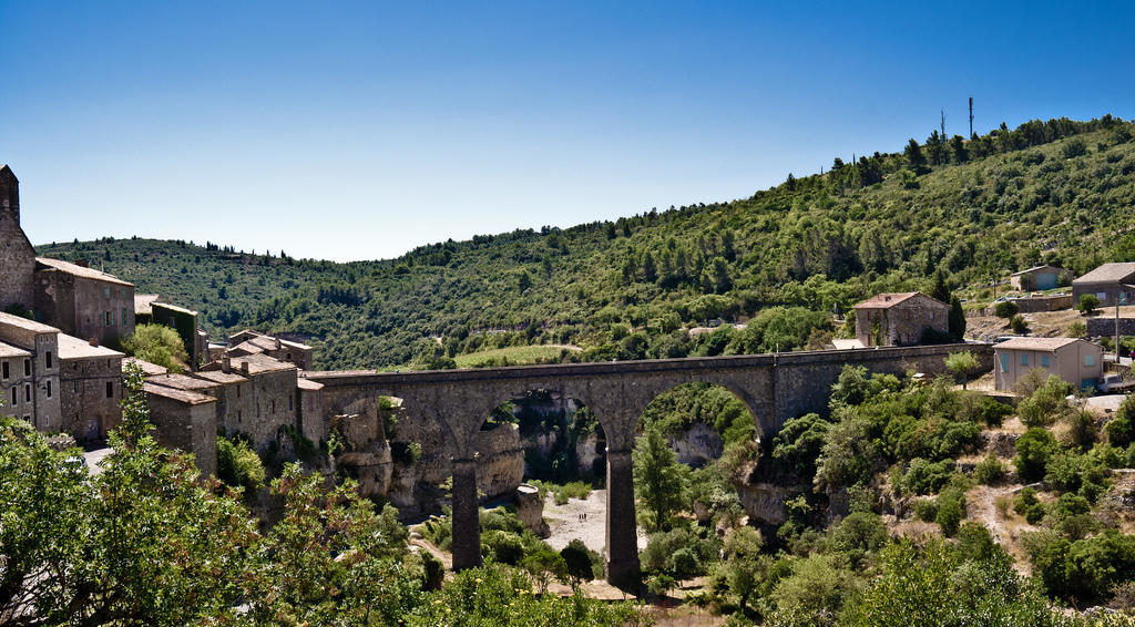 Langue d'Oc influenced local French dialects.