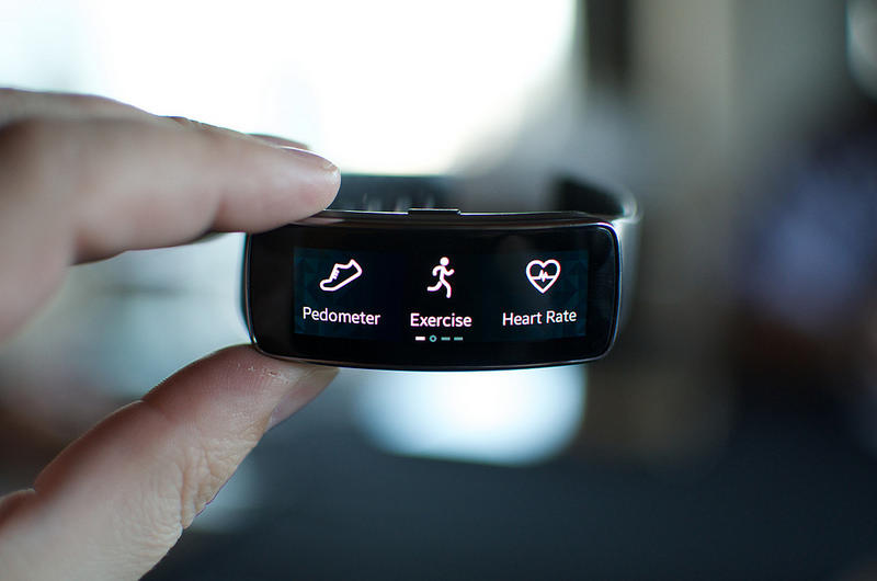 Gear Fit2 screen display