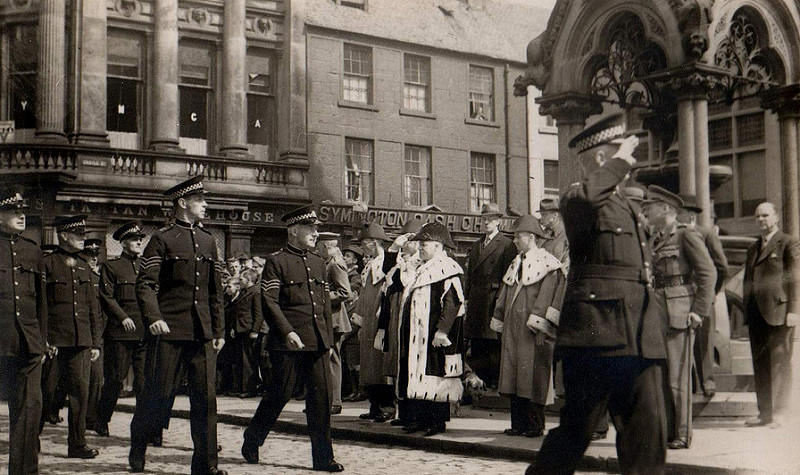 Brecht used his experience of serving in WW2 to help him to express himself through theatre.
