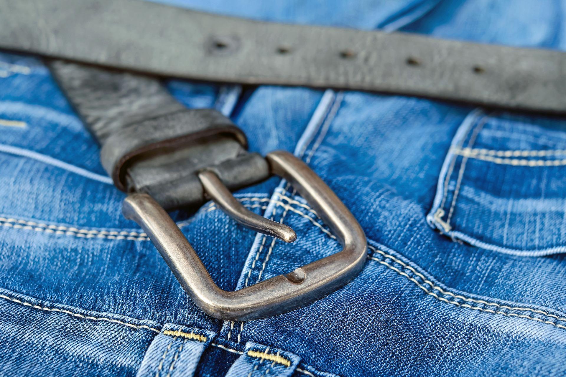 How do you teach a sewing group?