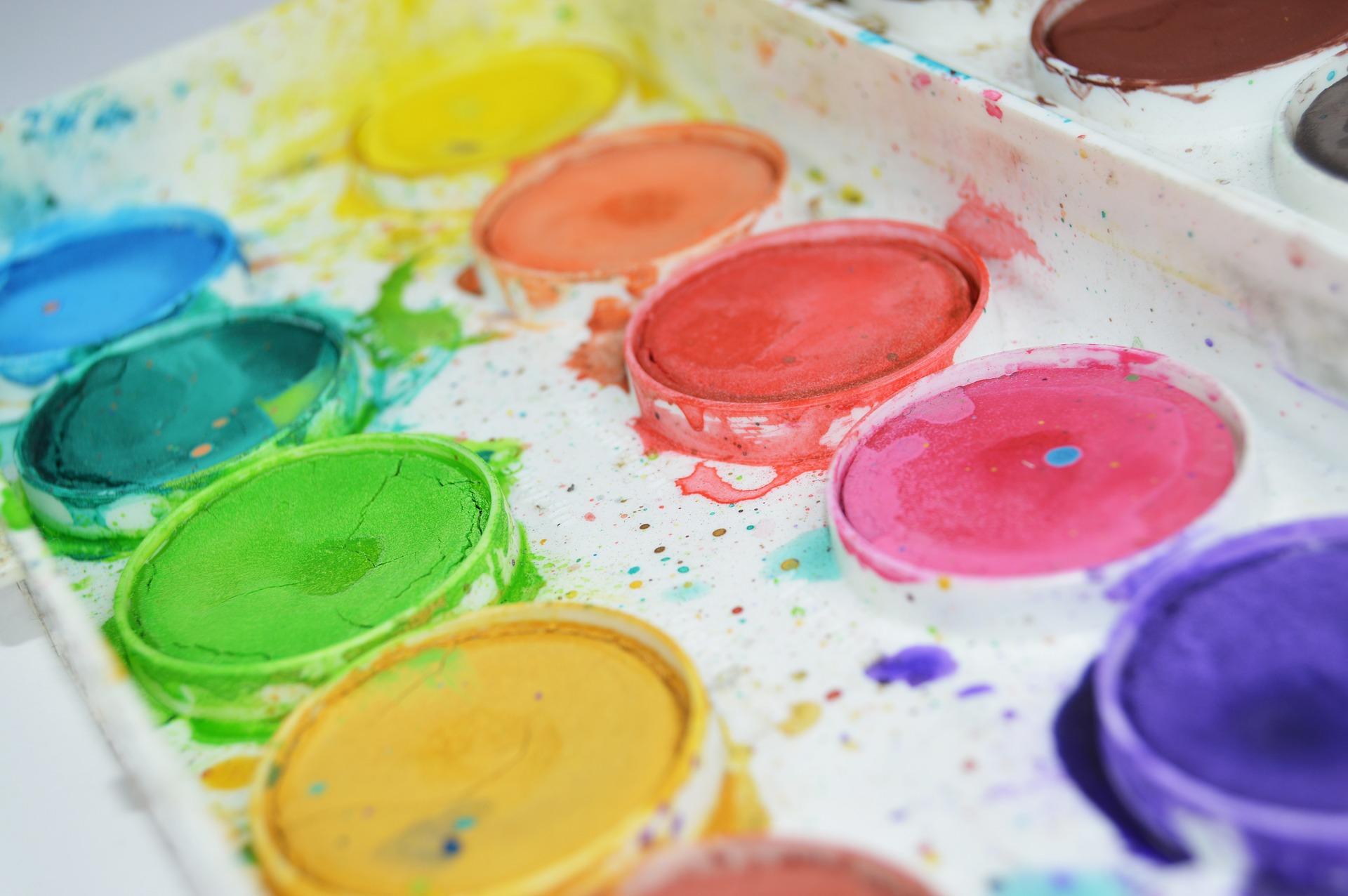 Which is the best way to paint with watercolours?