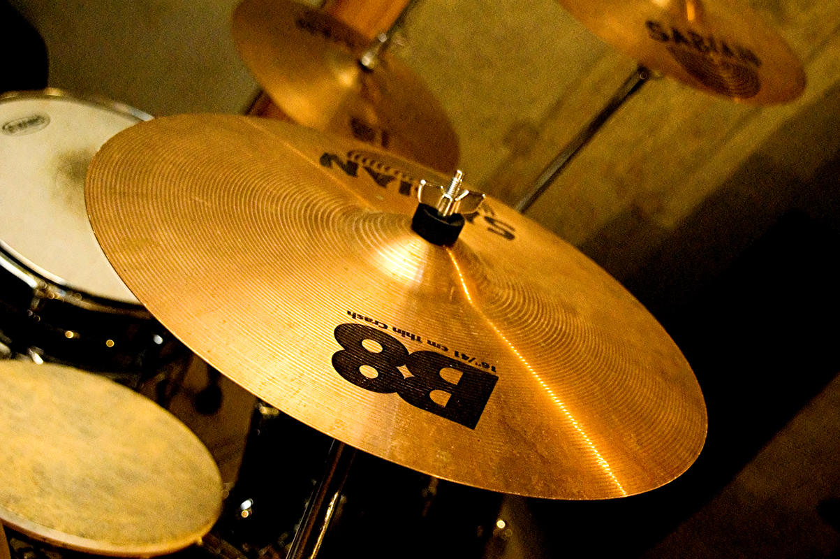 A crash cymbal.