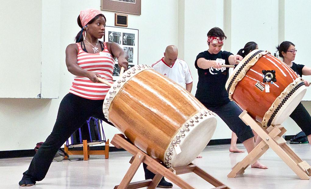 Meet like-minded people in group drum lessons.