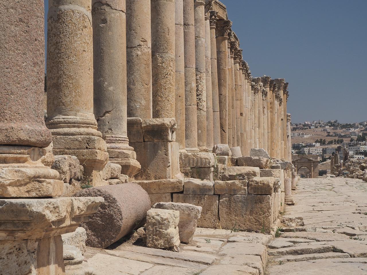 An image of Roman columns.