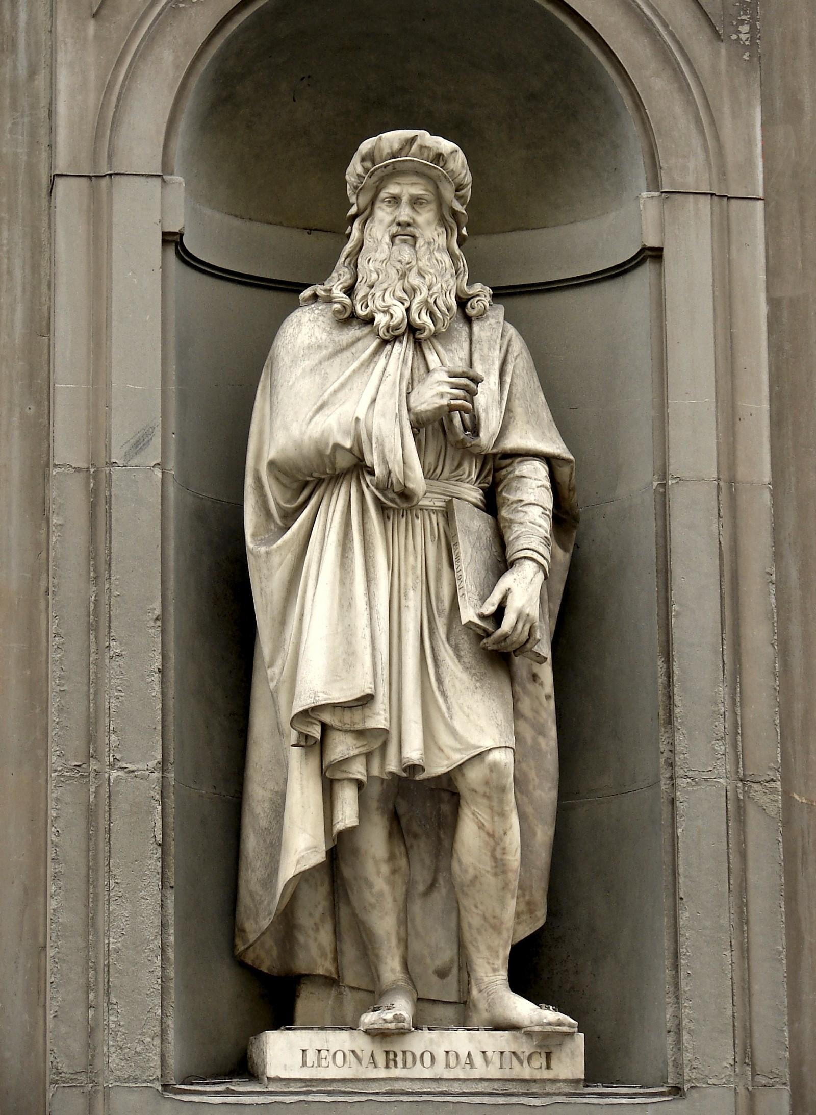 A statue of Leonardo Da Vinci