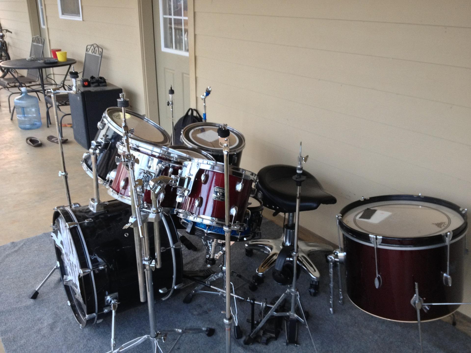 A shell pack will not contain cymbal stands or drum hardware