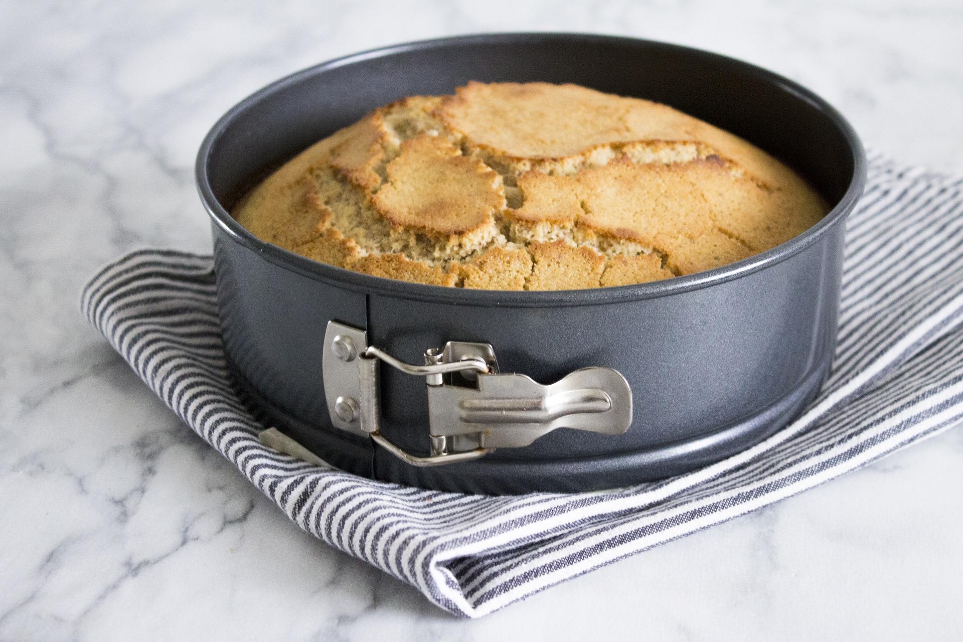 Which is the best type of cake tin?