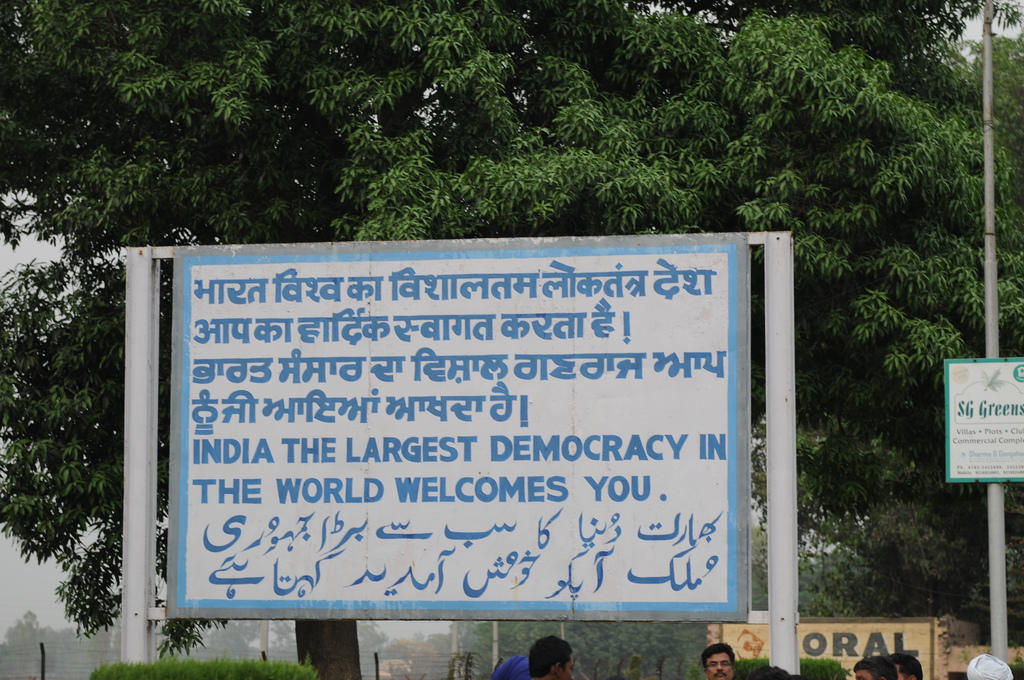 Read a Hindi sign with Hindi pronunciation.