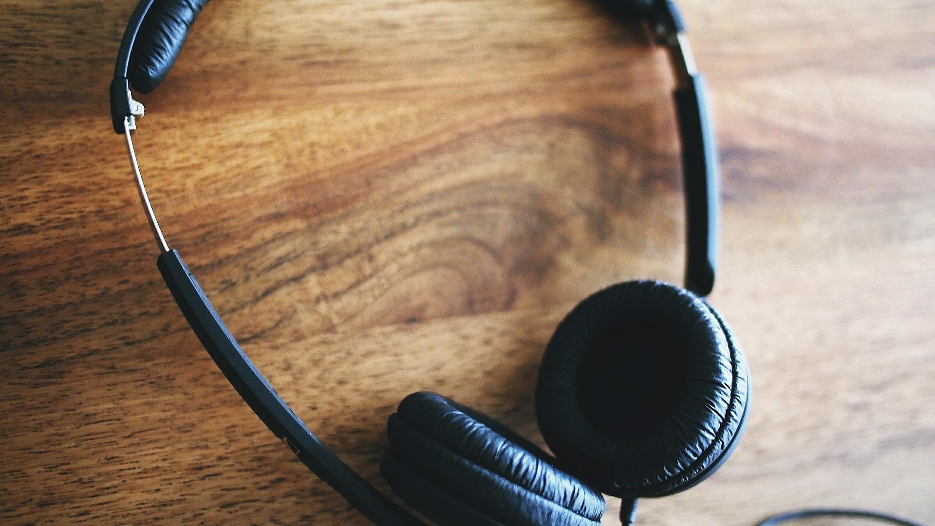 An image of headphones. A Portuguese tutor should be able to help you improve your listening skills.