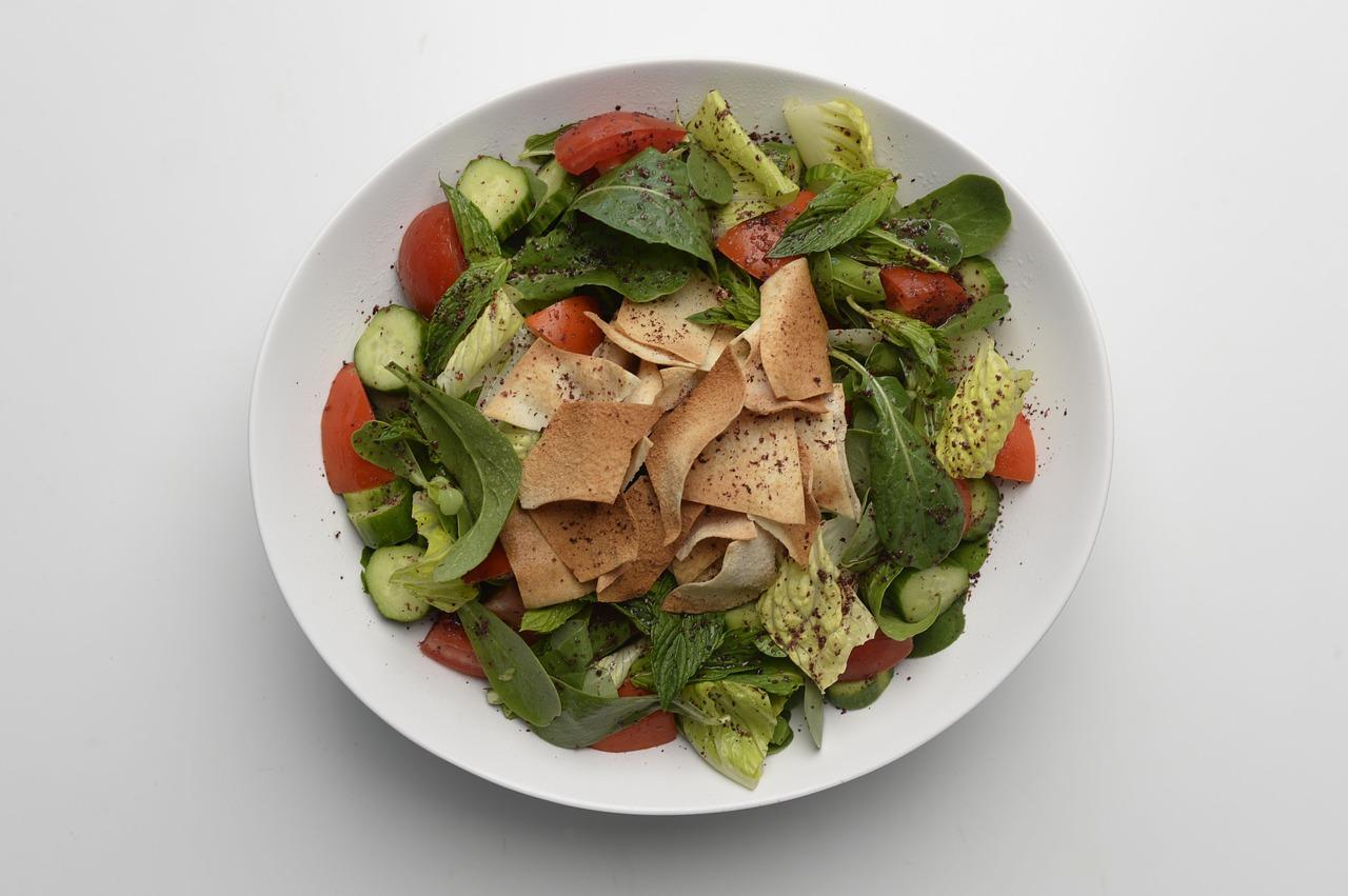 A healthy salad. Food labelling can help you to make more informed food decisions.