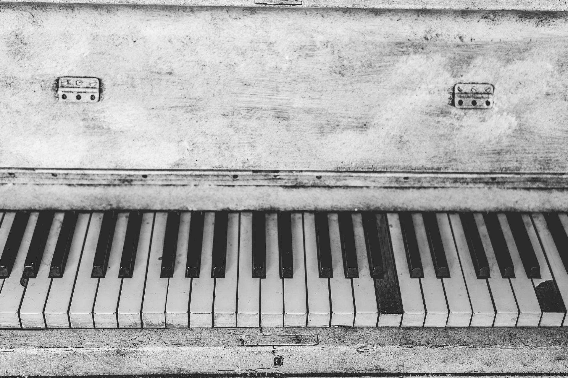 Which is the best type of piano tutor?