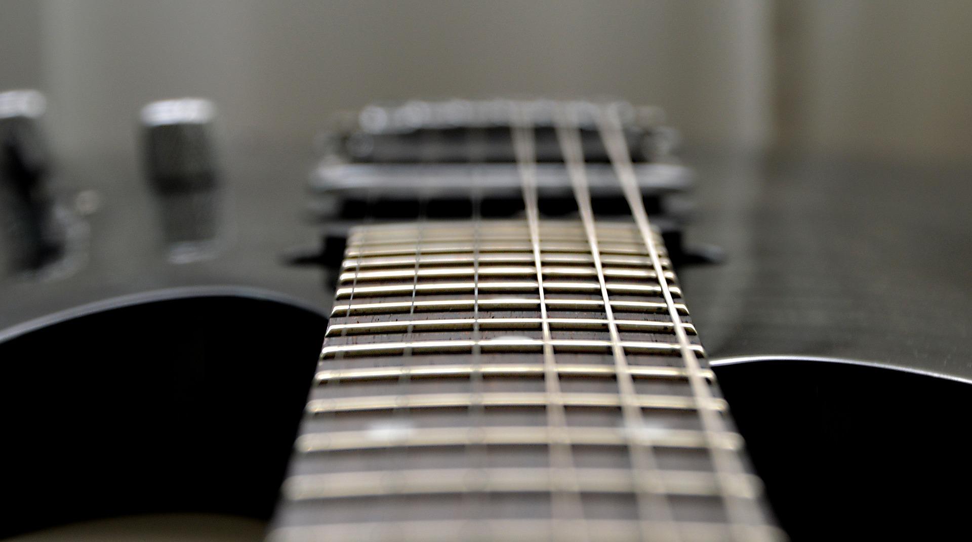 How do you play heavy metal on guitar?