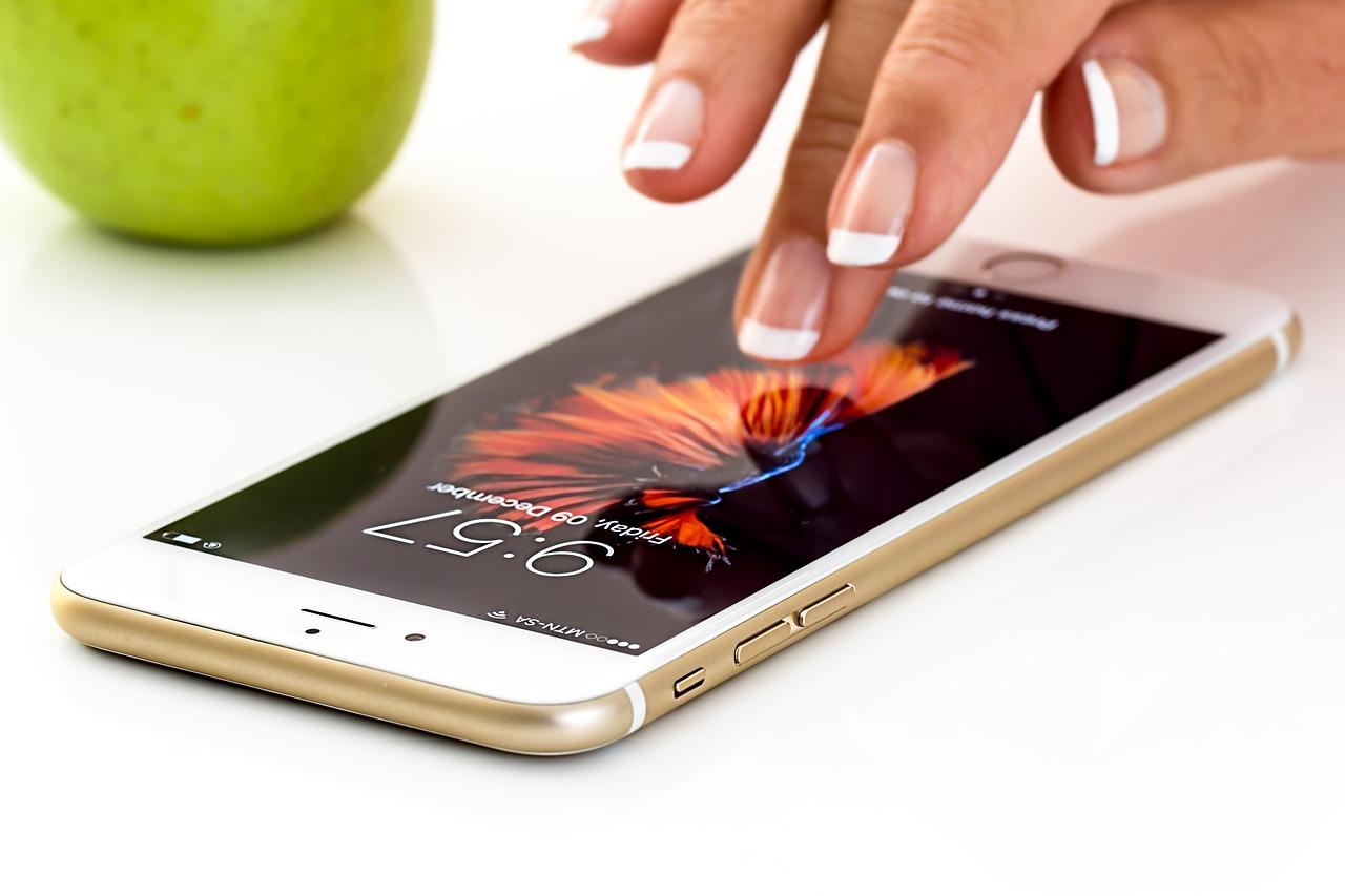 You can use a number of Dutch apps on your phone.