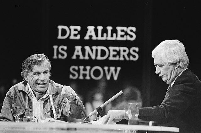 Dutch author Gerard Reve speaking on a TV show.