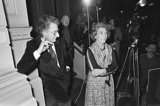 Dutch author Harry Mulisch meeting Minister Gardeniers.