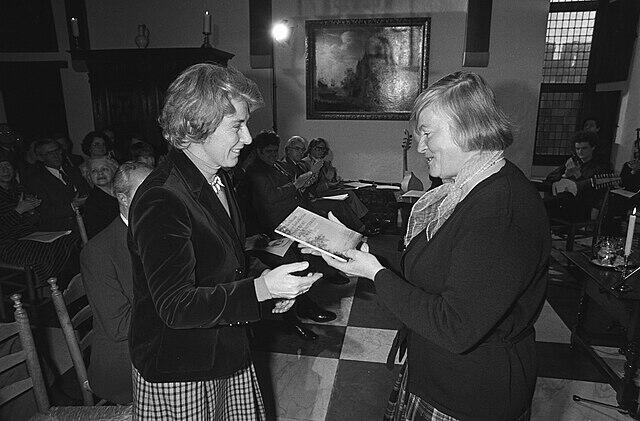 Dutch author Hella Haasse meeting Minister Gardeniers.