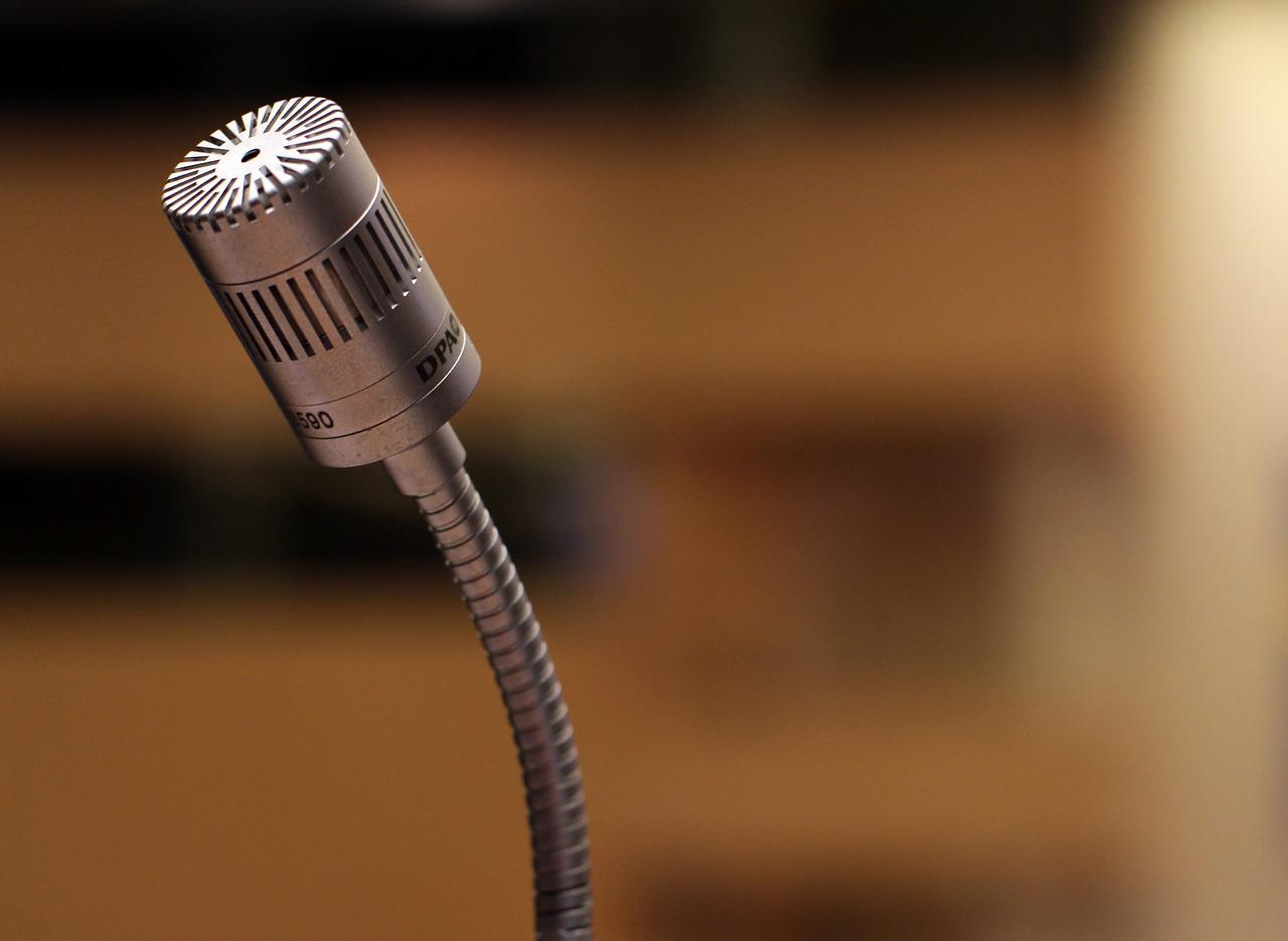 An image of a microphone. Speaking Portuguese and mastering the pronunciation can be difficult.
