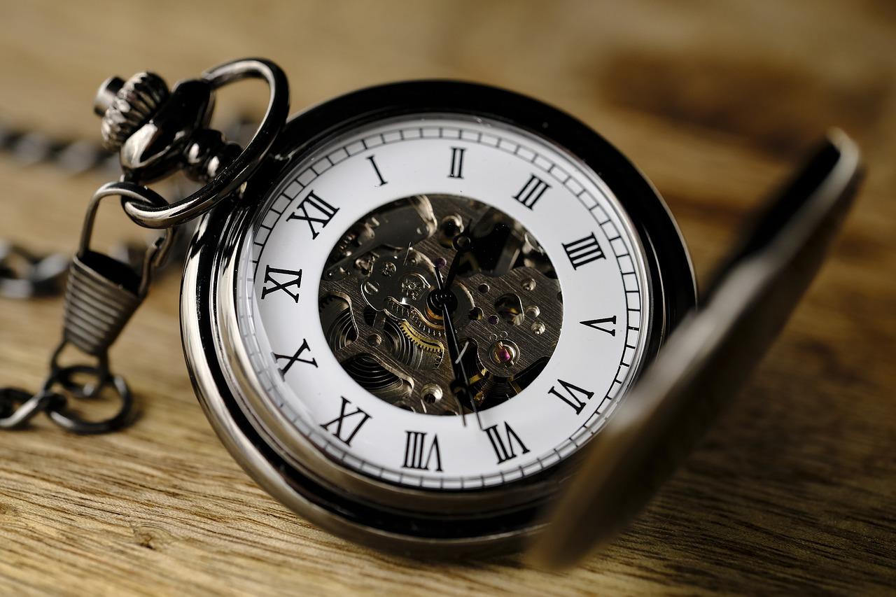 An image of a pocket watch. Learning Portuguese grammar as a beginner can take time.