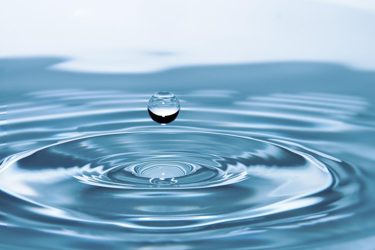 An image of a water droplet in a pool of water. Liquid is one of the states of matter, which is a topic taught as part of the GCSE chemistry syllabus.