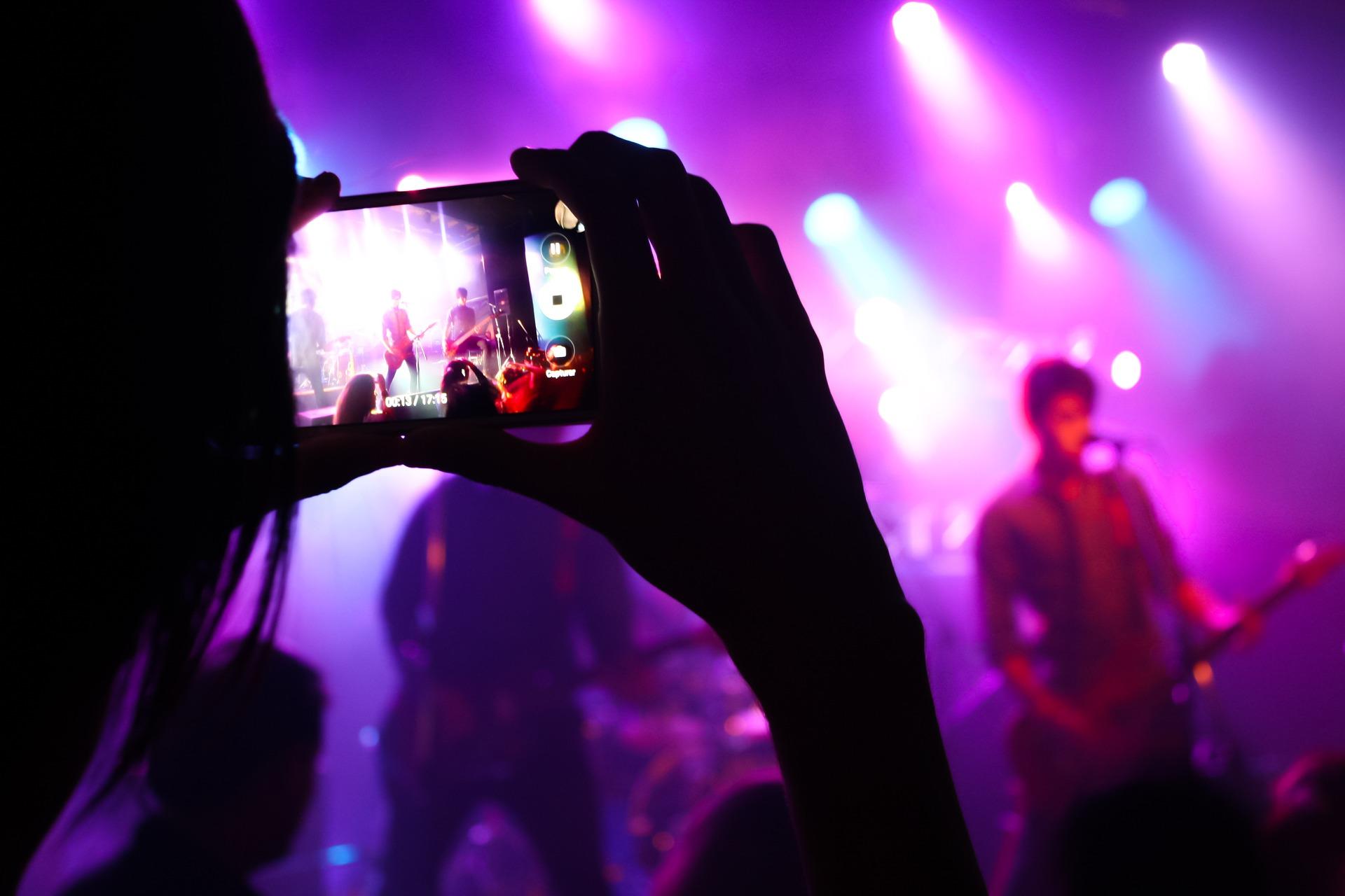 When do guitar shows in the UK take place?