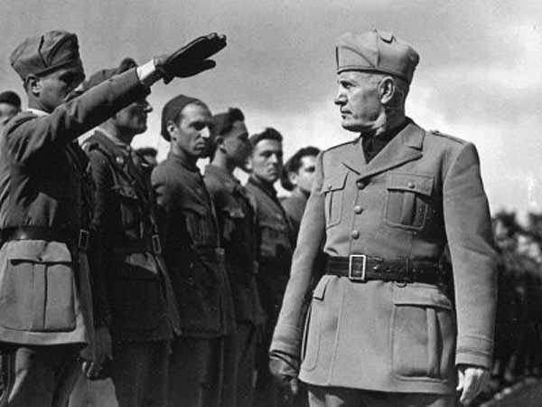 Mussolini inspects his troops