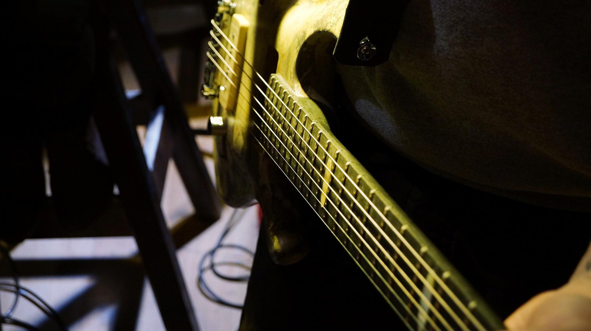 How do you play guitar in time?