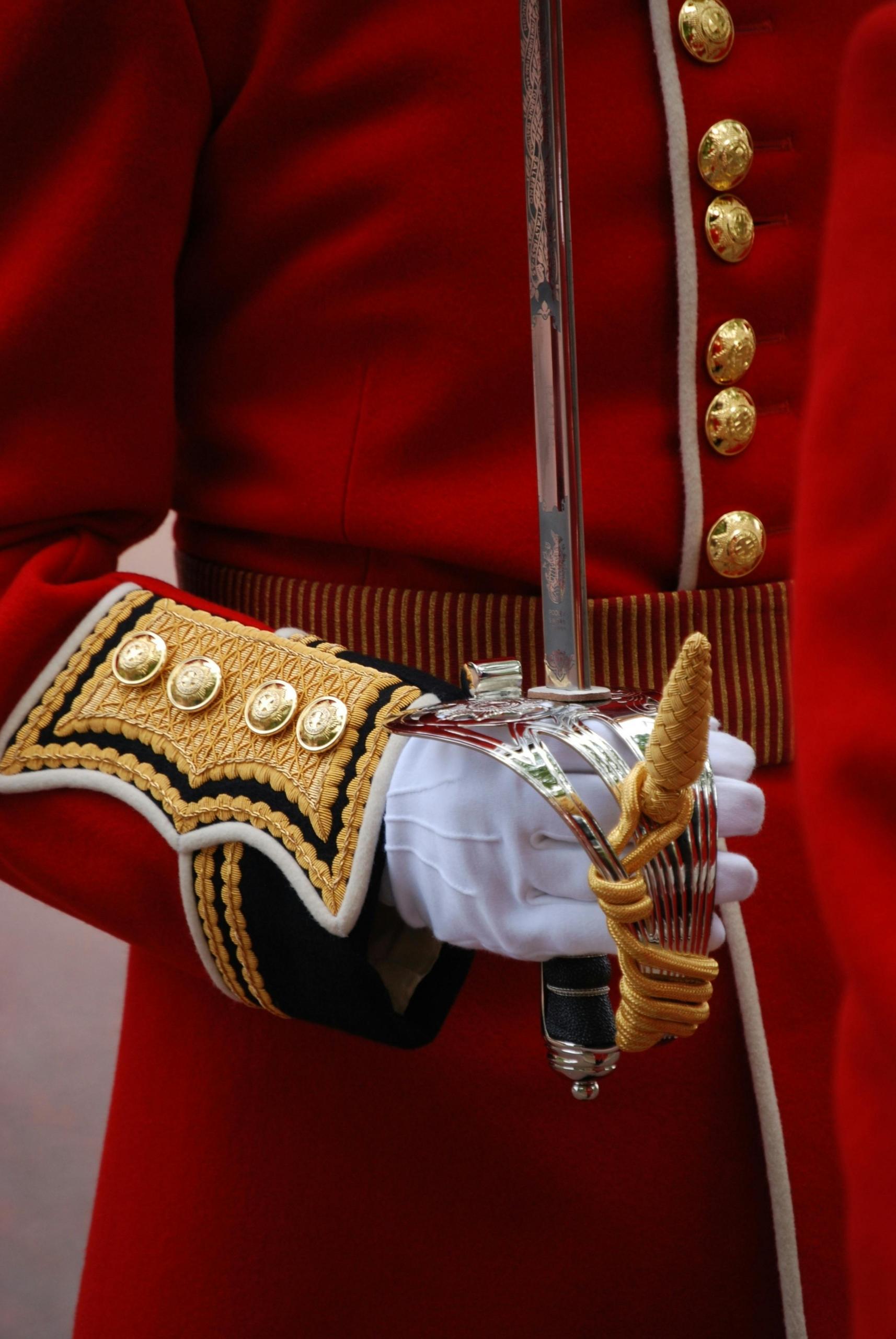 A British guard is ready to defend the UK at war
