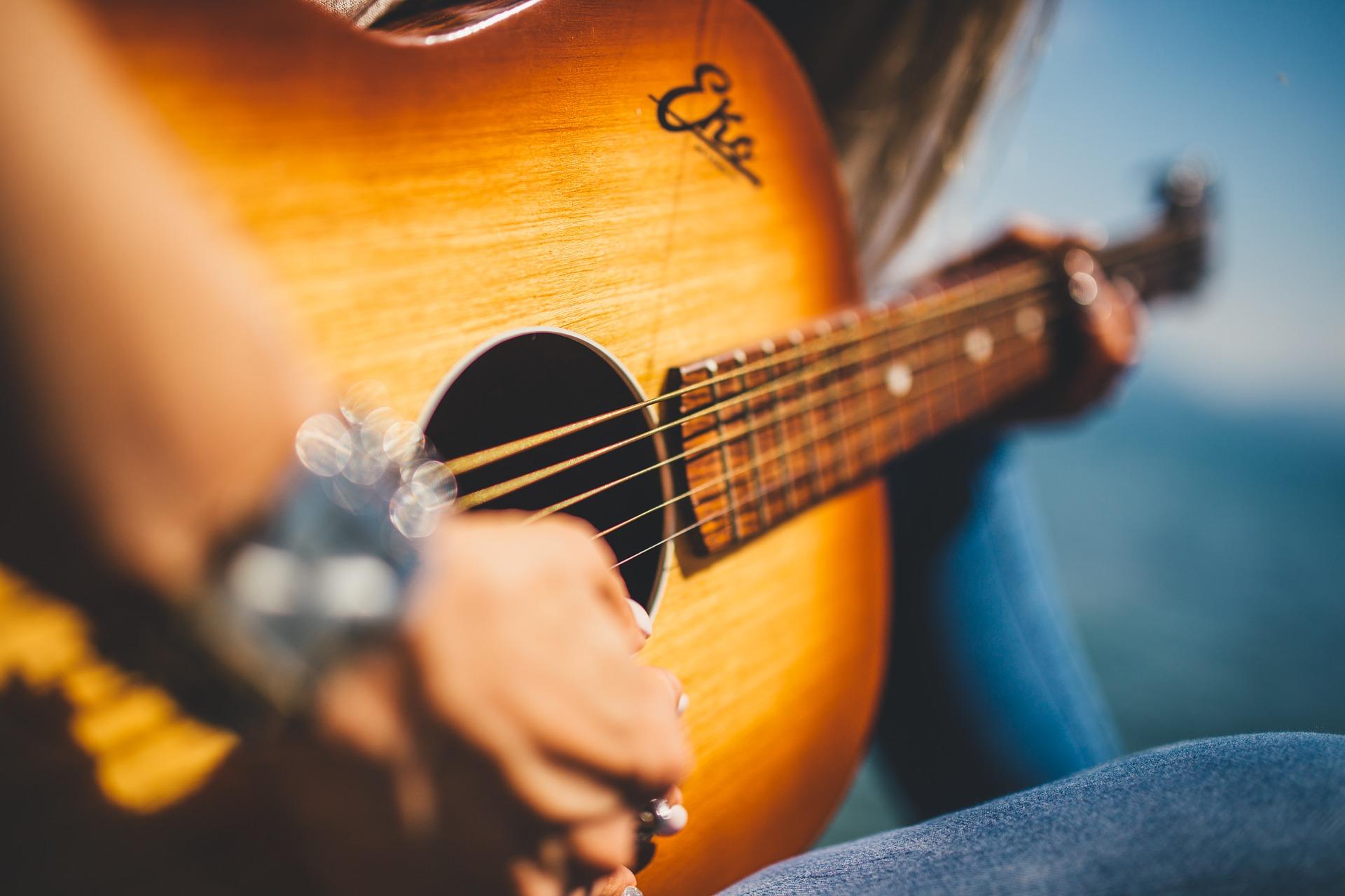 How do you play semiquavers?
