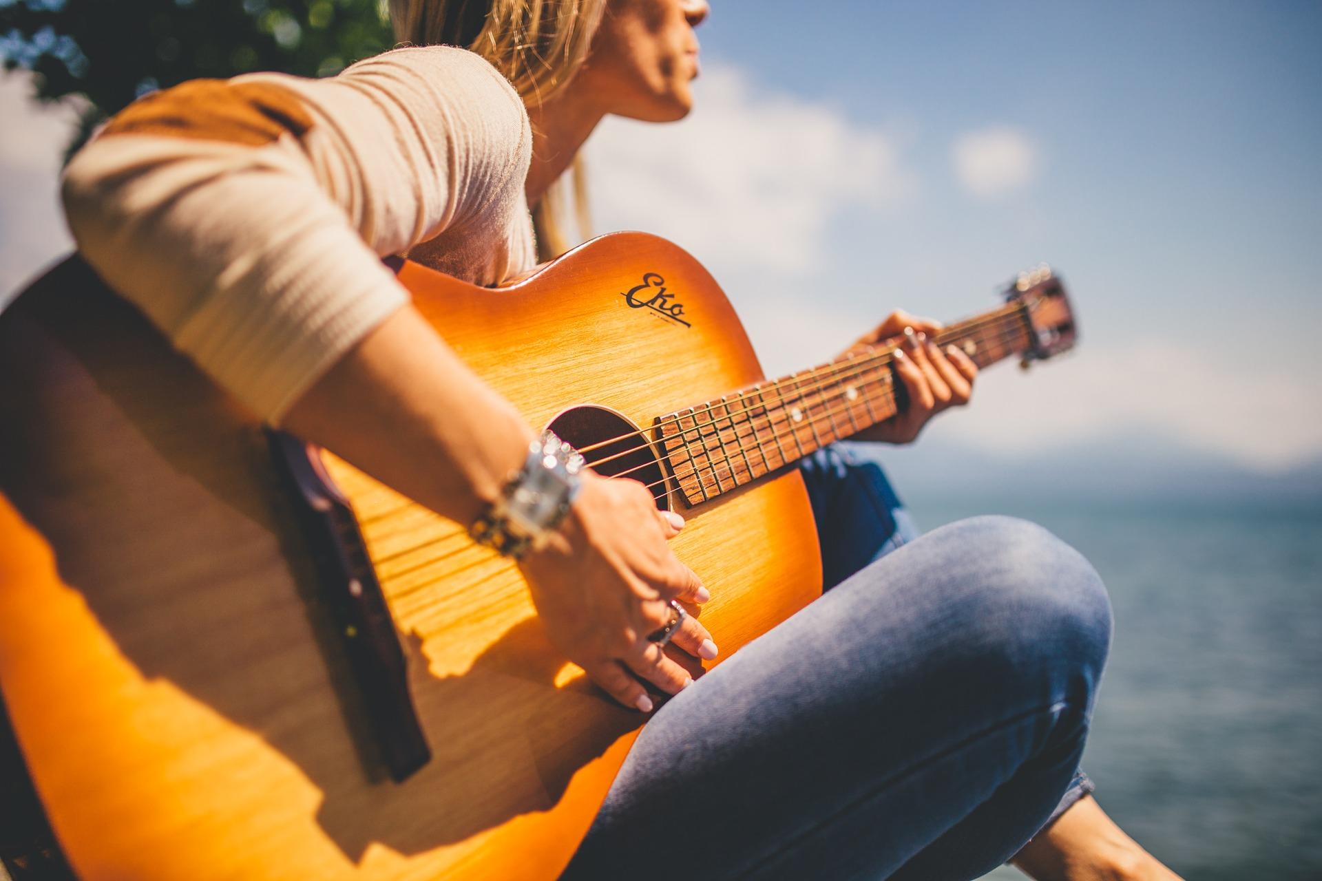 How do you play solos on the guitar?