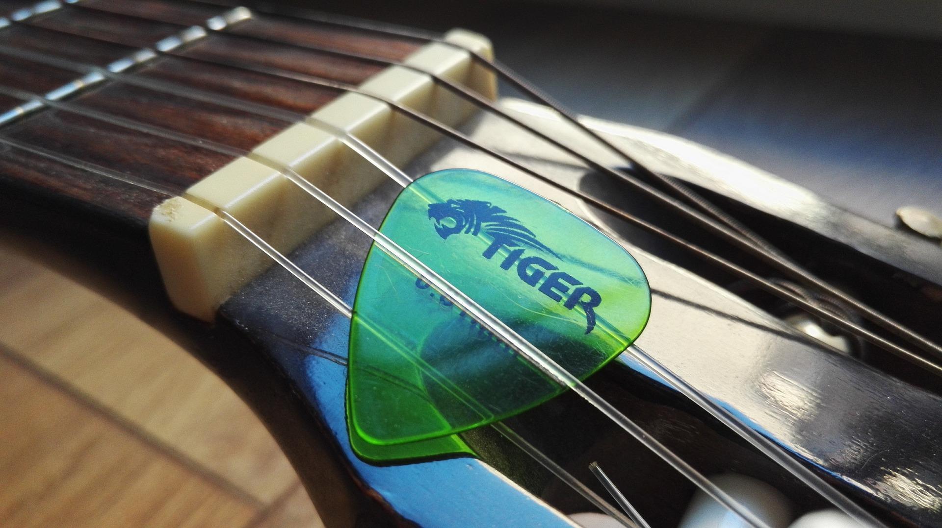 How do you play with a plectrum?
