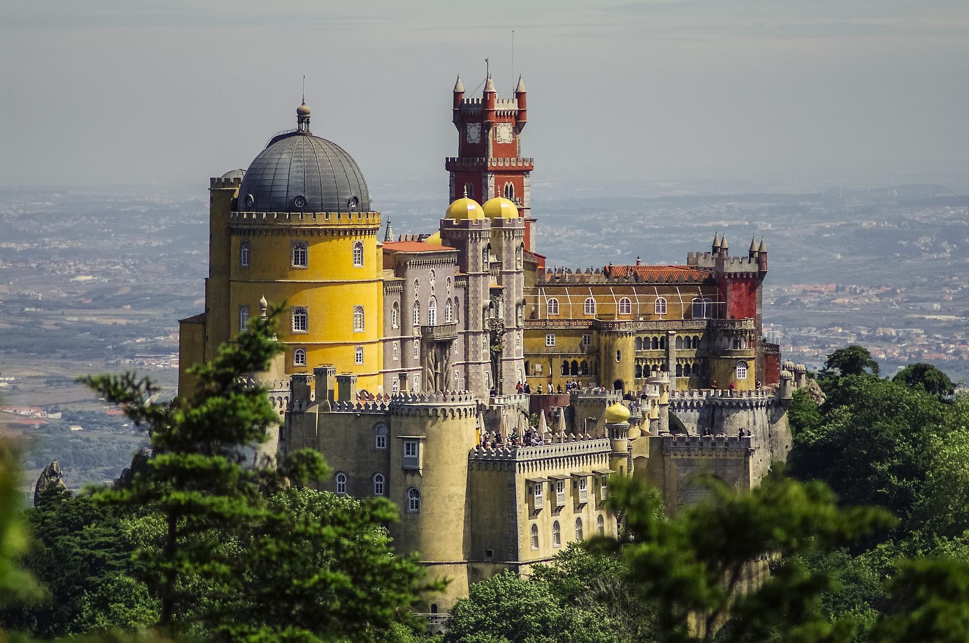 Where can you find holiday rents in Lisbon?