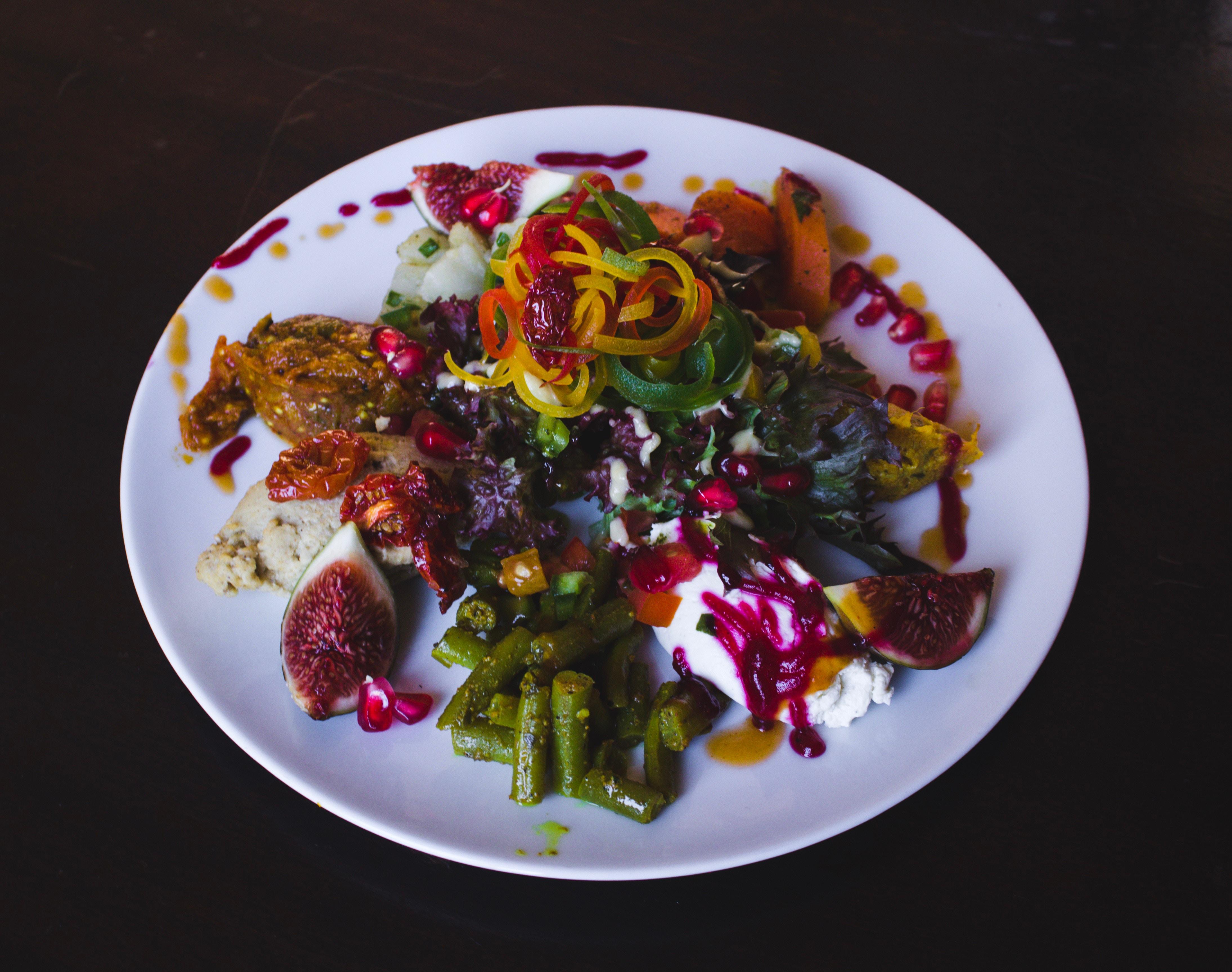 Middle eastern salad with garlic sauce