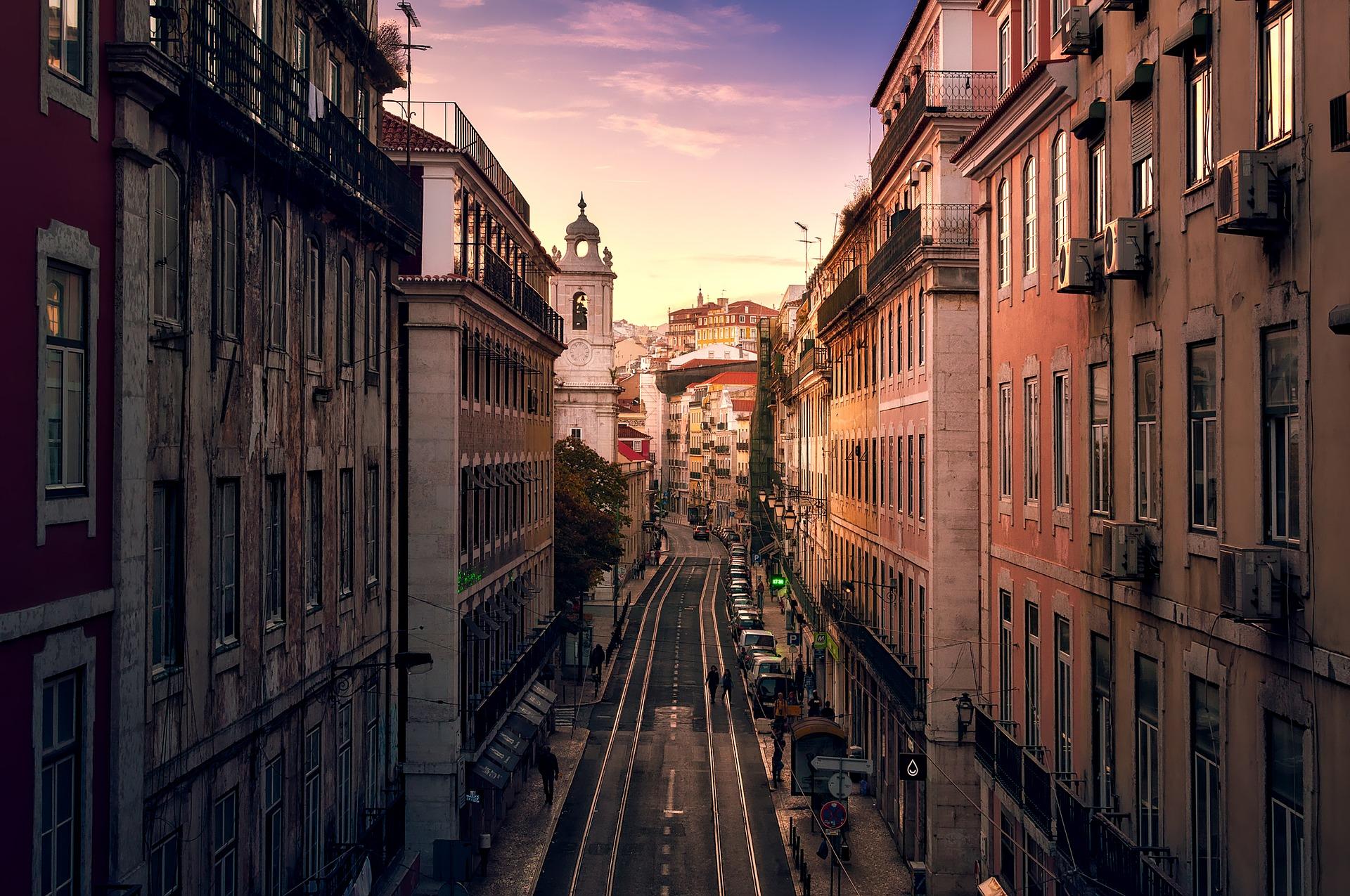 Which are the best neighbourhoods for tourists in Lisbon?