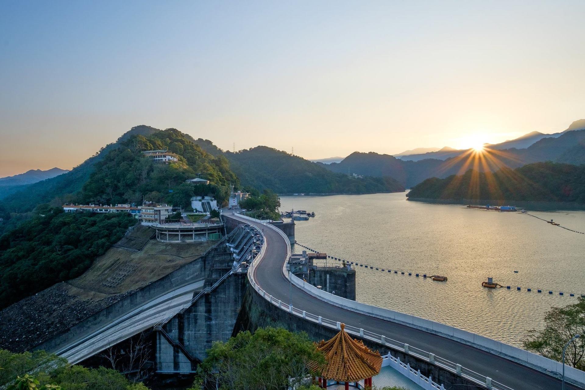 Where can you stay near the airport in Taiwan?