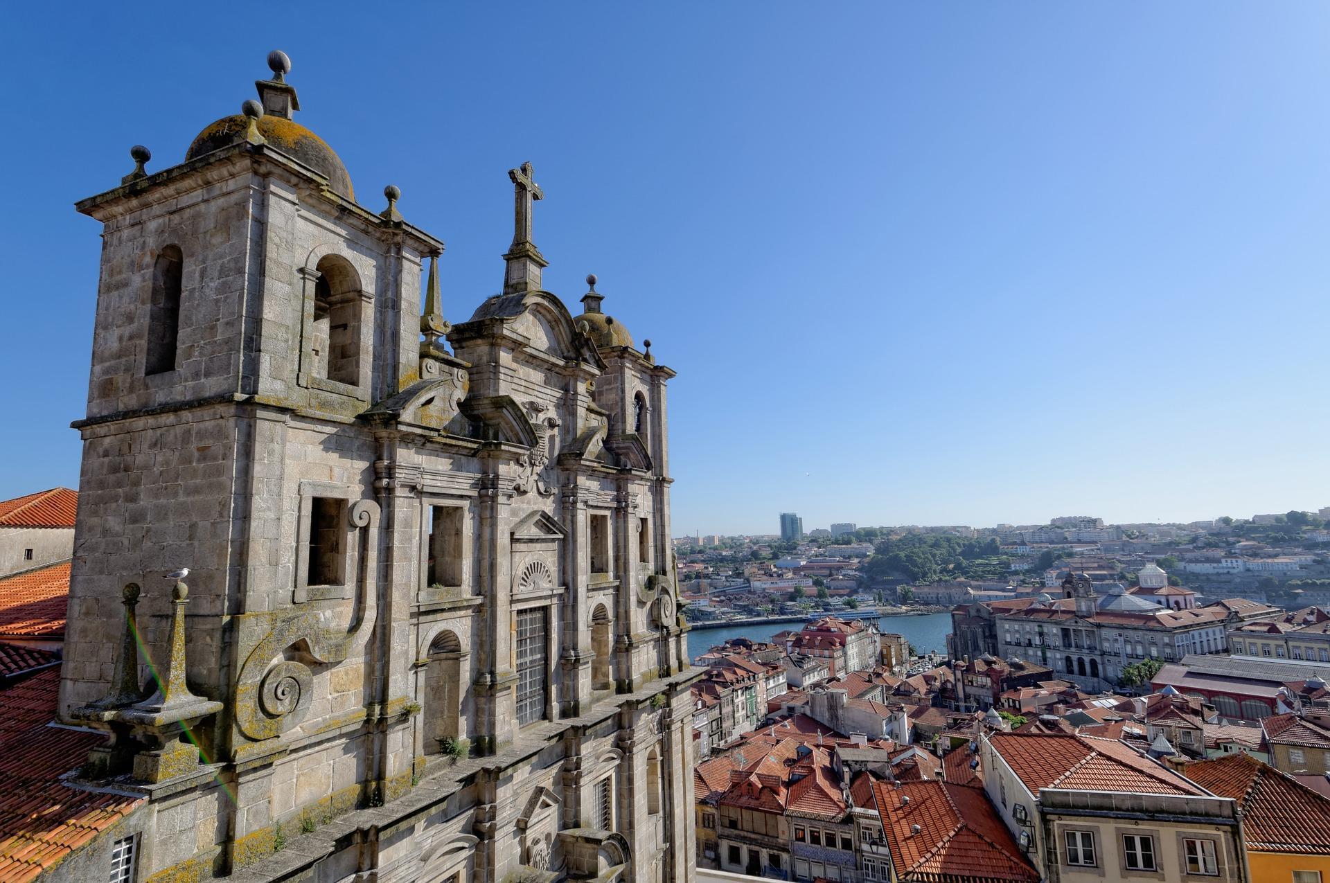 What historic sites are there in Porto?