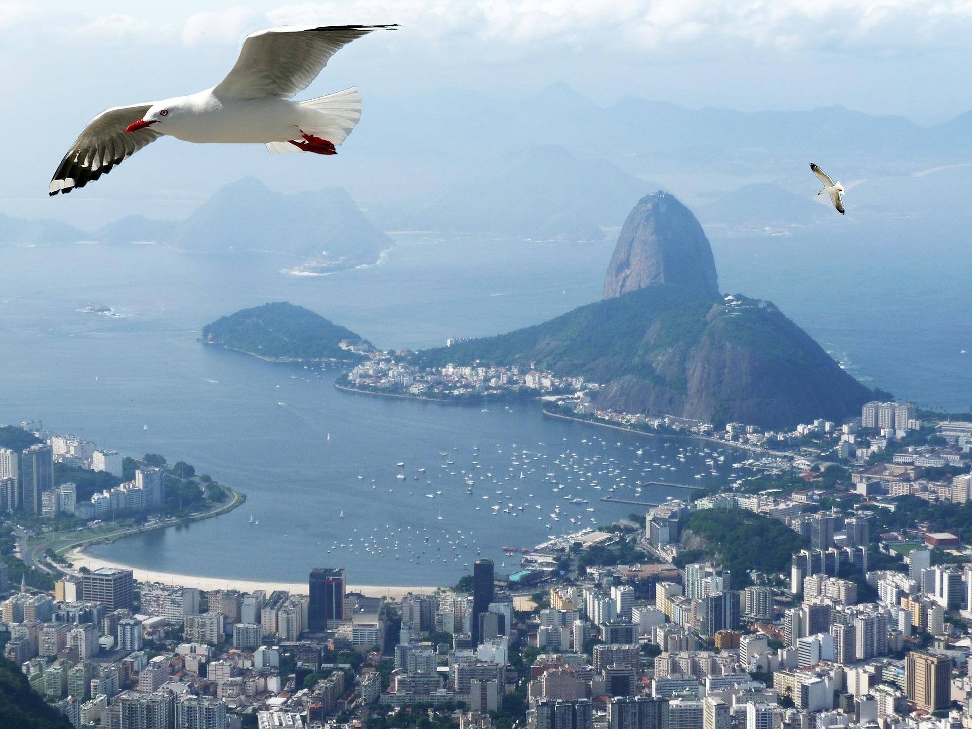 Where can you find youth hostels in Rio?
