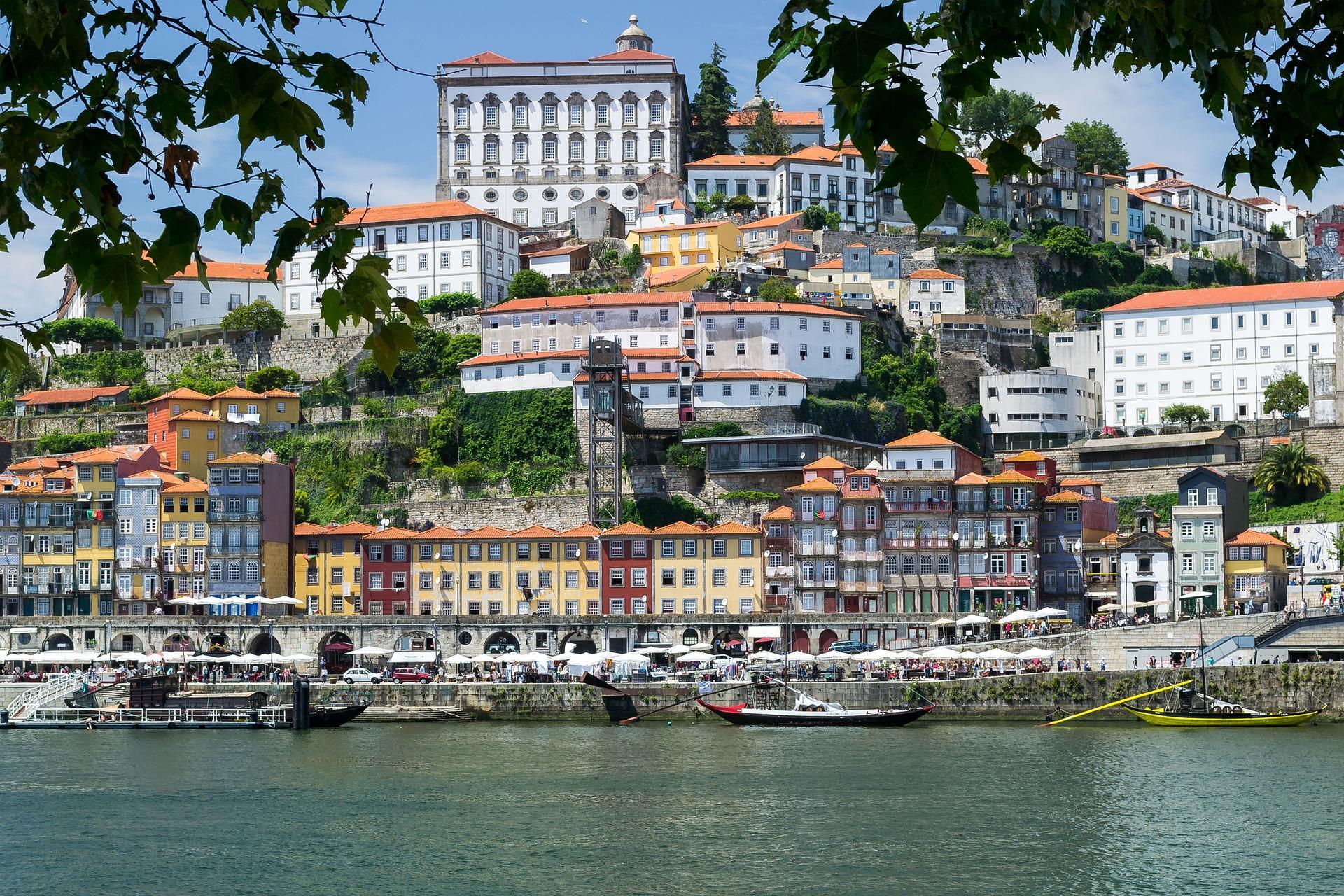 Where can you find accommodation in Porto?