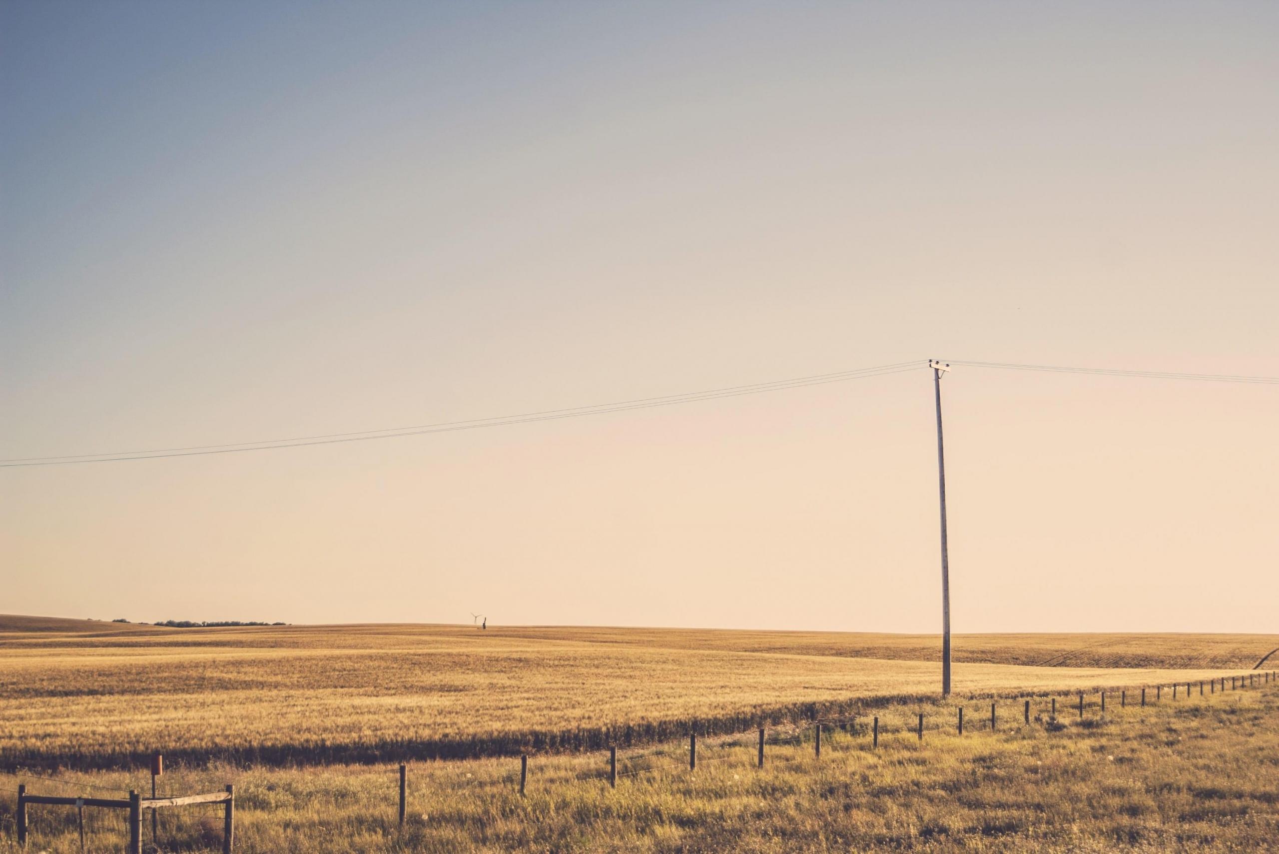 A wire on a great plain