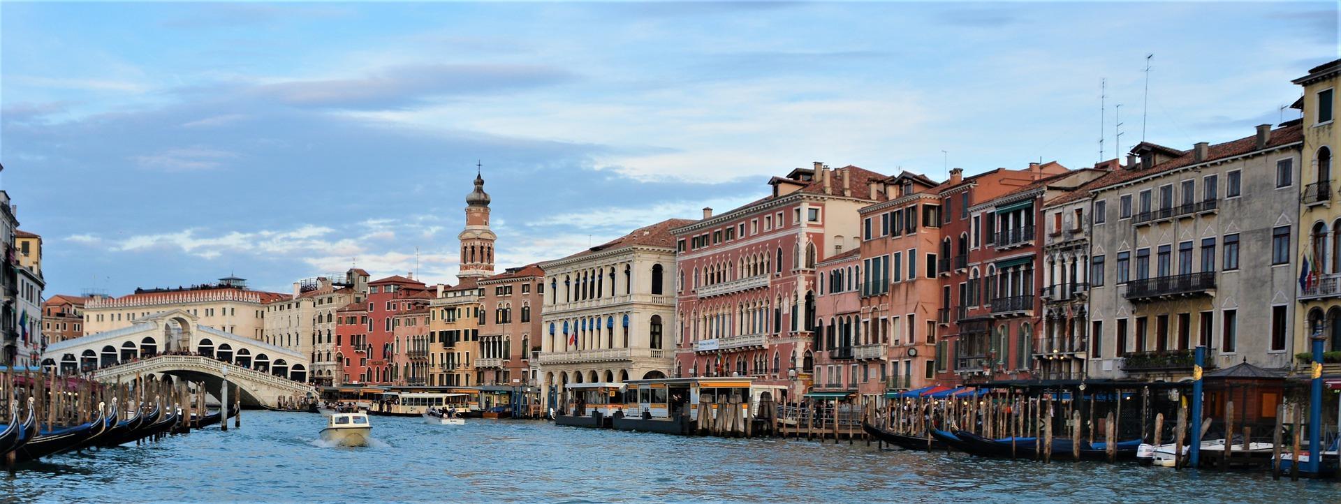How can you find accommodation in Venice?