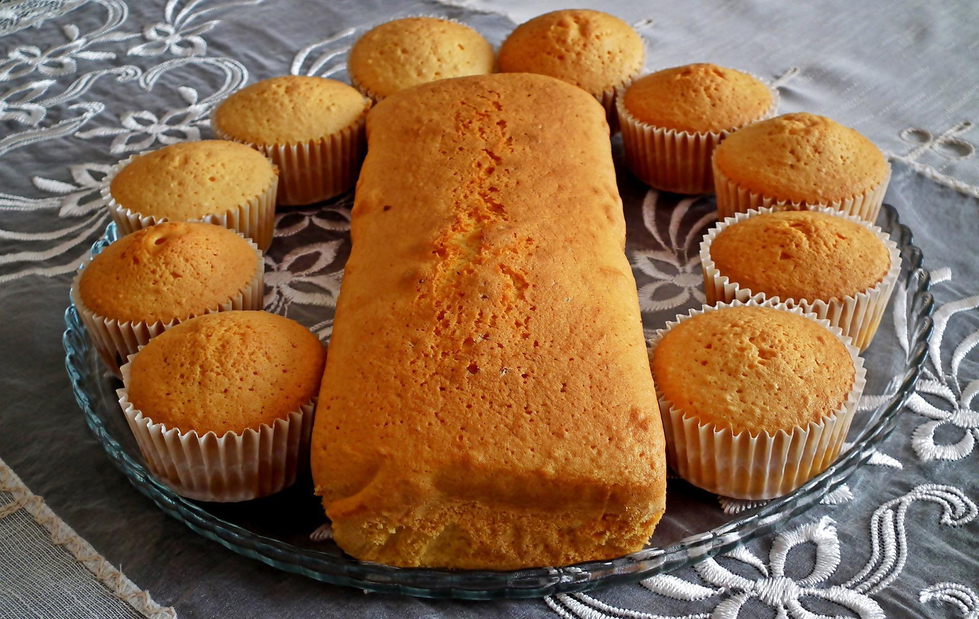 These cakes look like they need buttercream frosting!